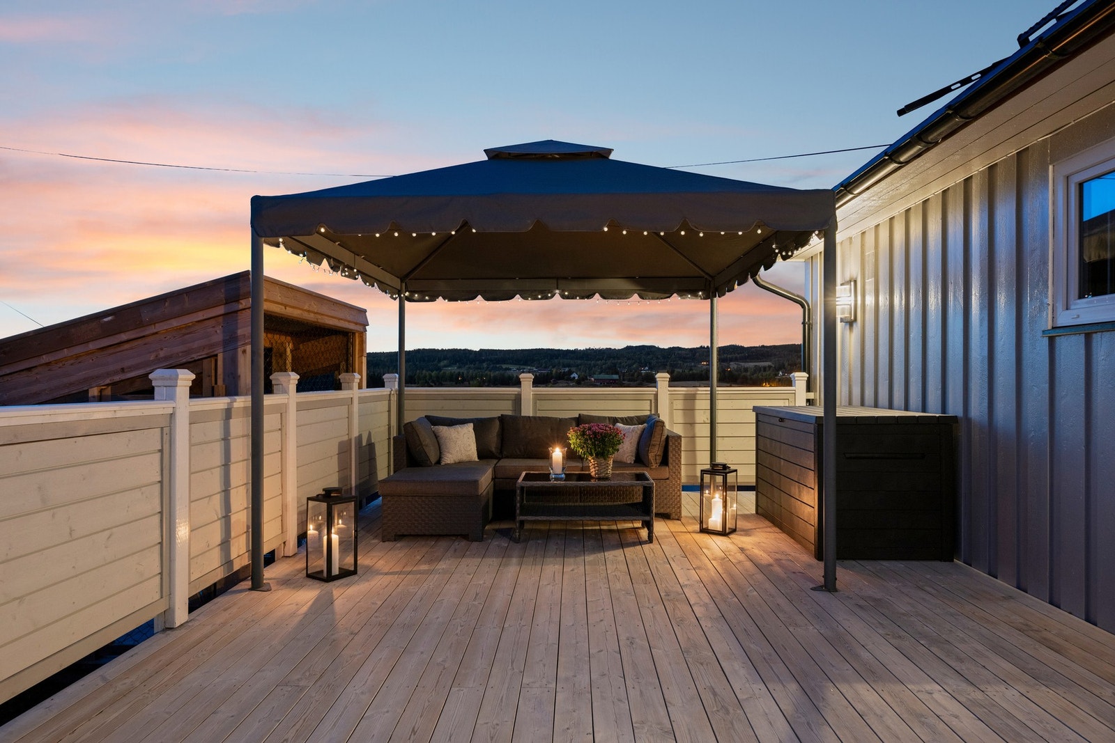 Overbygd terrasse - en lun og skjermet plass for avslapping og måltider utendørs. Galleribilde