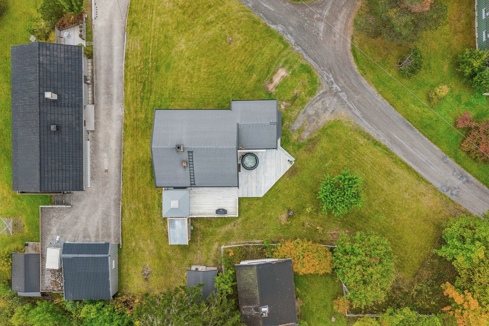 Dronefoto som viser eneboligen og tomten. Galleribilde