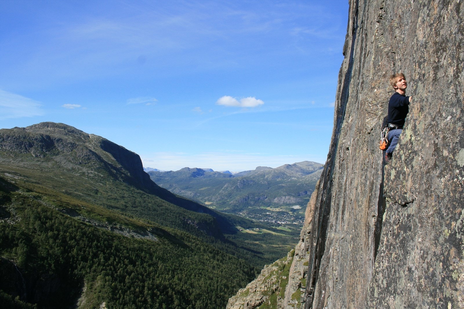 Hemsedal byr også på mange utfordrende og flotte klatreopplevelser, eller hva med via ferrata opp Vesle Røgjin Galleribilde
