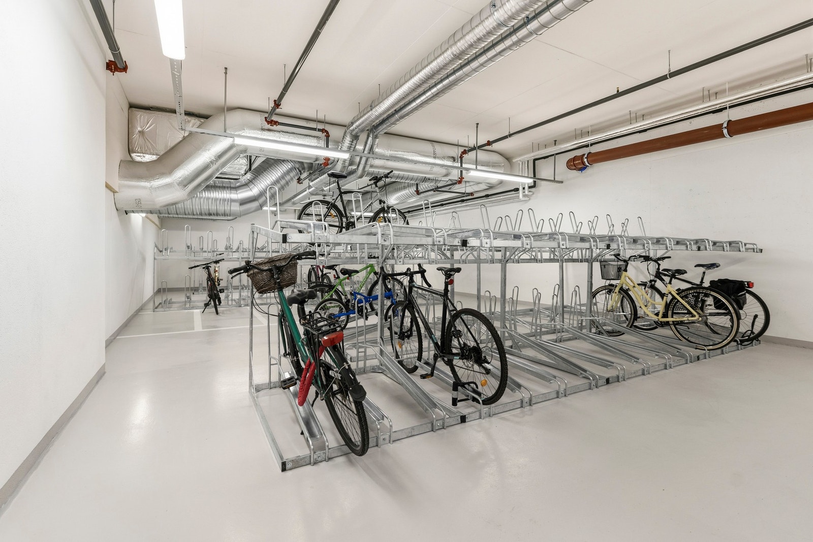Felles sykkelparkering i kjeller. Galleribilde