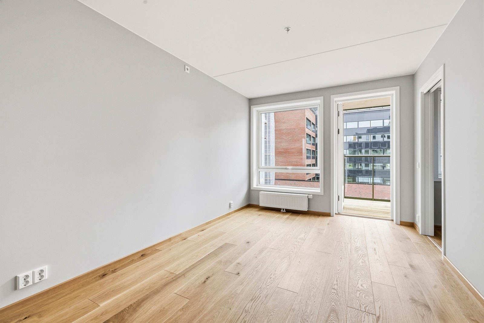 Leiligheten har store vindusflater som slipper inn rikelig med naturlig lys. Galleribilde