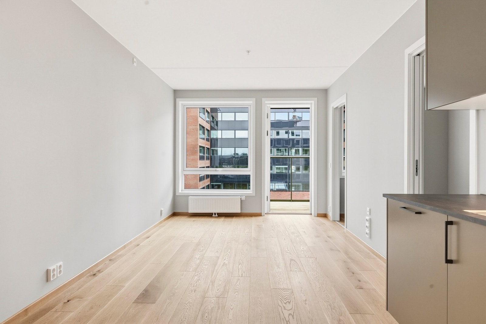 Det er god plass til sofaseksjon og medievegg. Galleribilde