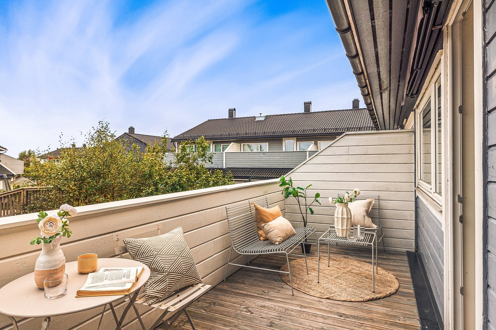 Uteplassen i overetasjen er belagt med terrassebord og gir en privat sitteplass. Galleribilde