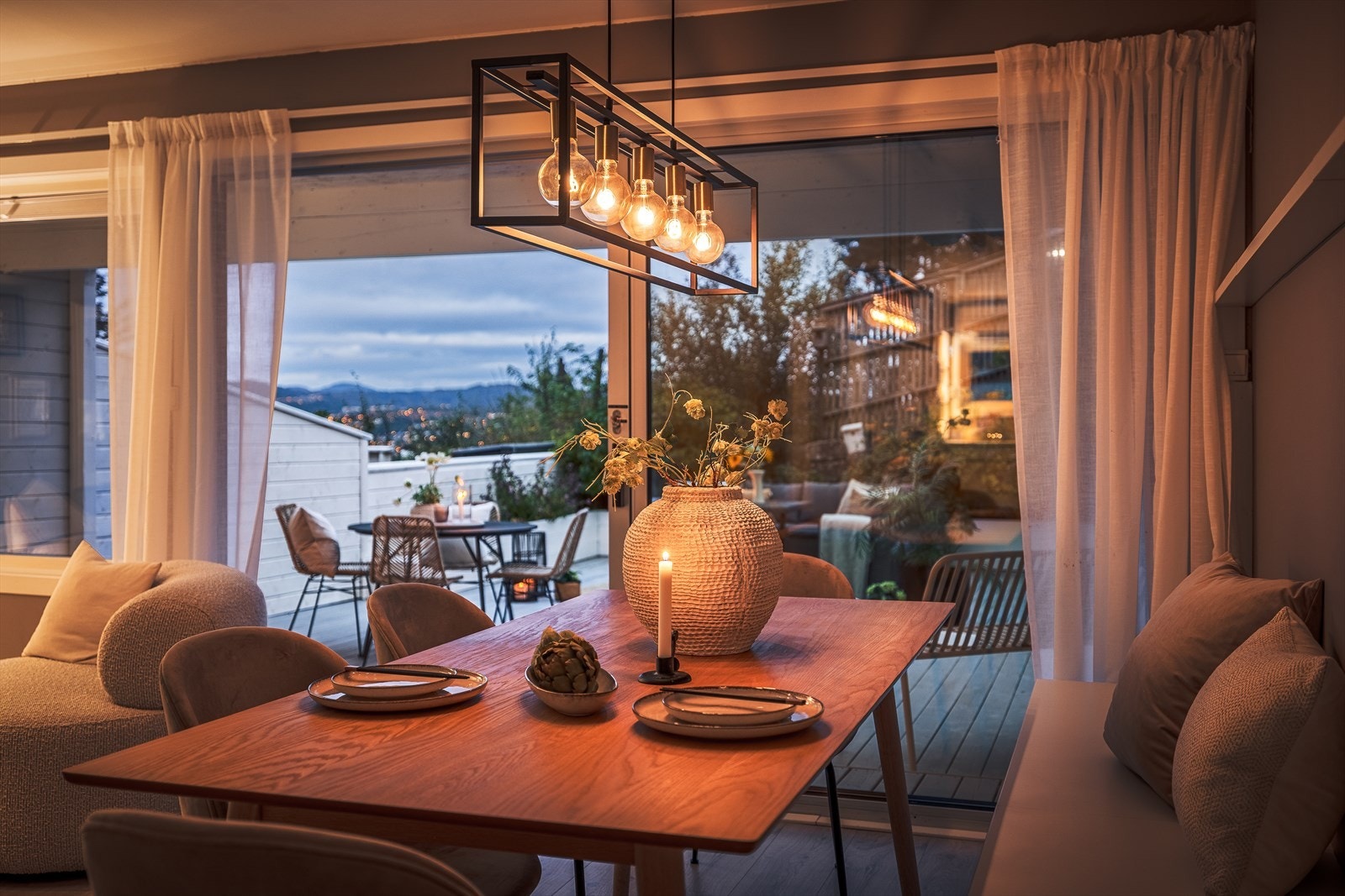 Spiseplassen har store vindusflater og direkte utgang til terrassen via skyvedør. Galleribilde