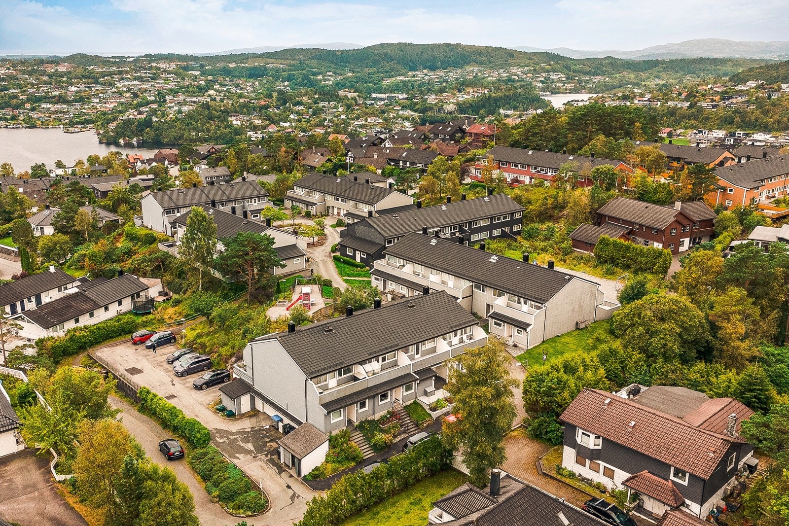 Kort vei til populære turområder som Langeskogen og badeplasser ved Nordåsvannet. Galleribilde
