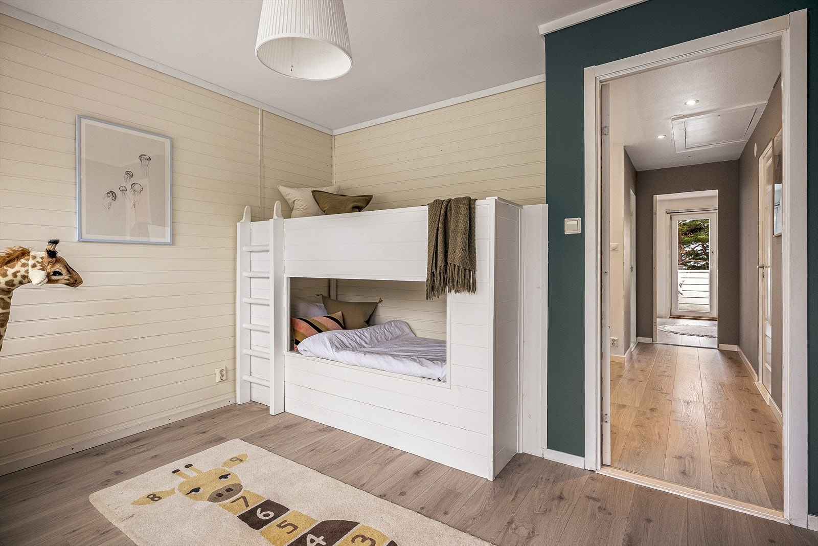 Ett av soverommene er innredet med plass til køyeseng og lekeareal. Galleribilde