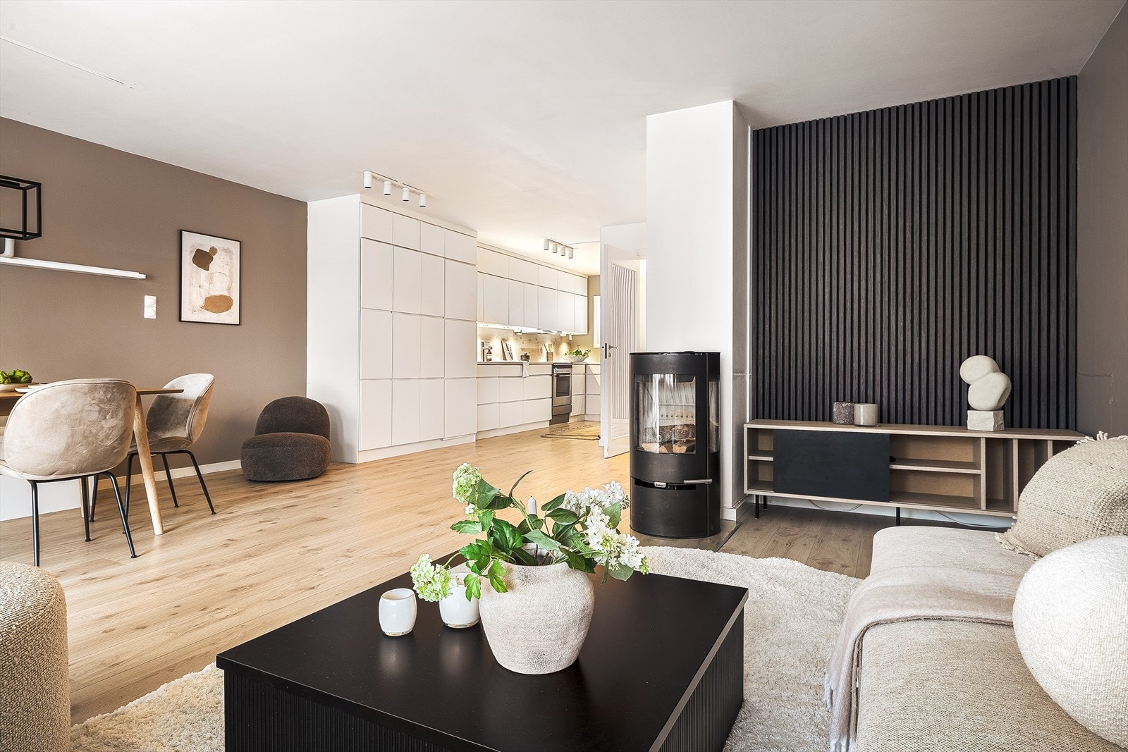 Dekorativ spilevegg og Aduro peisovn setter et moderne preg på stuen. Galleribilde