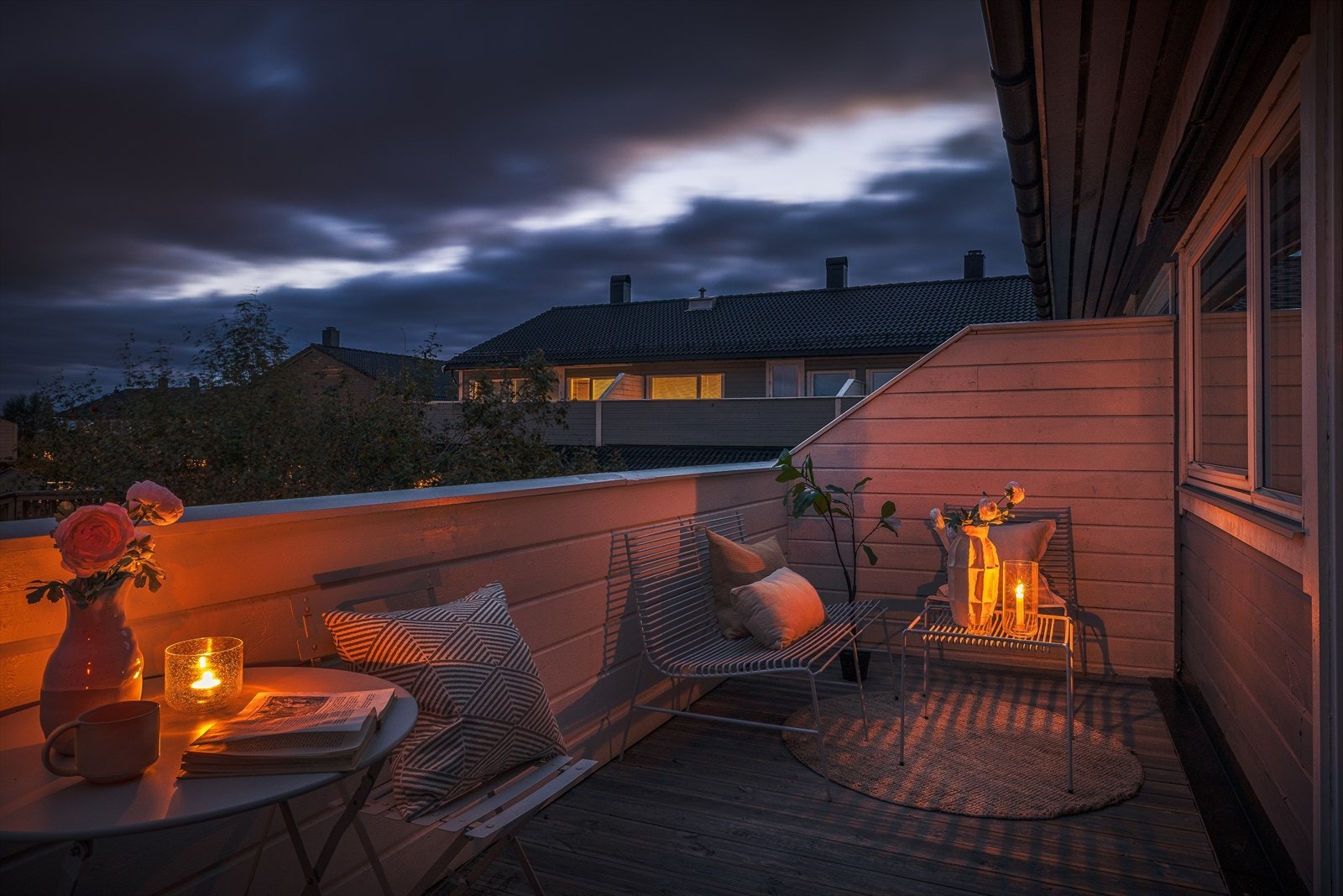 Altanen i overetasjen er belagt med terrassebord og skjermet med levegg. Galleribilde