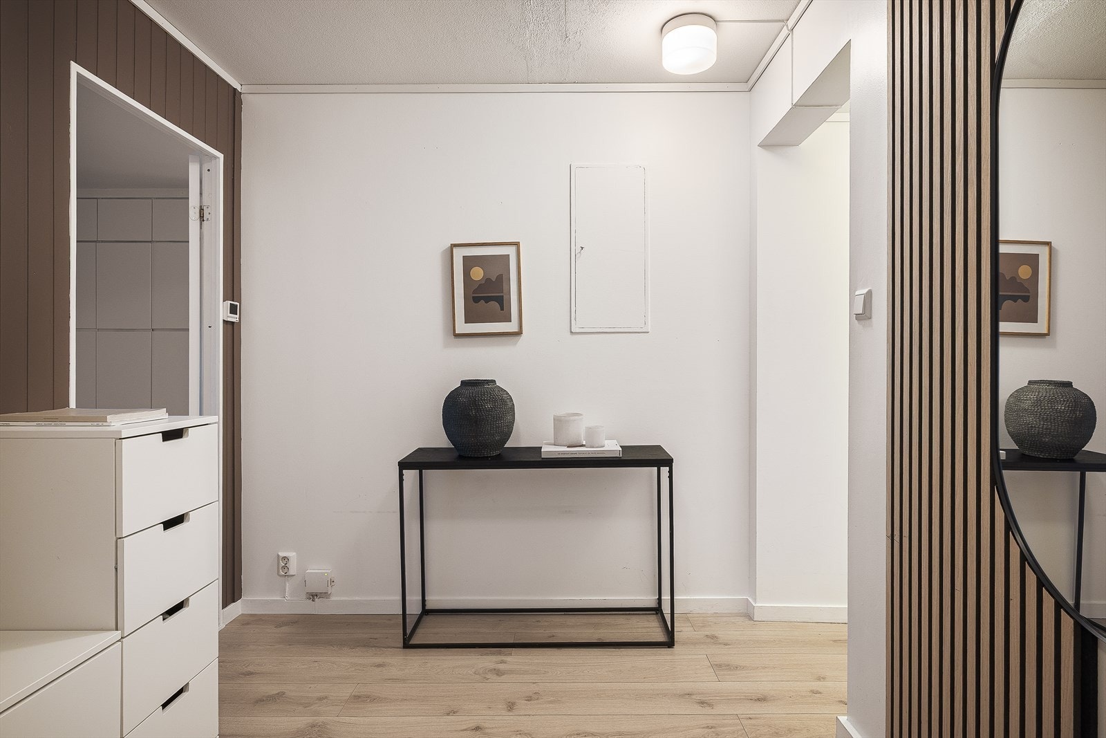 Sikringsskap med automatsikringer og overspenningsvern er plassert i entréen. Galleribilde