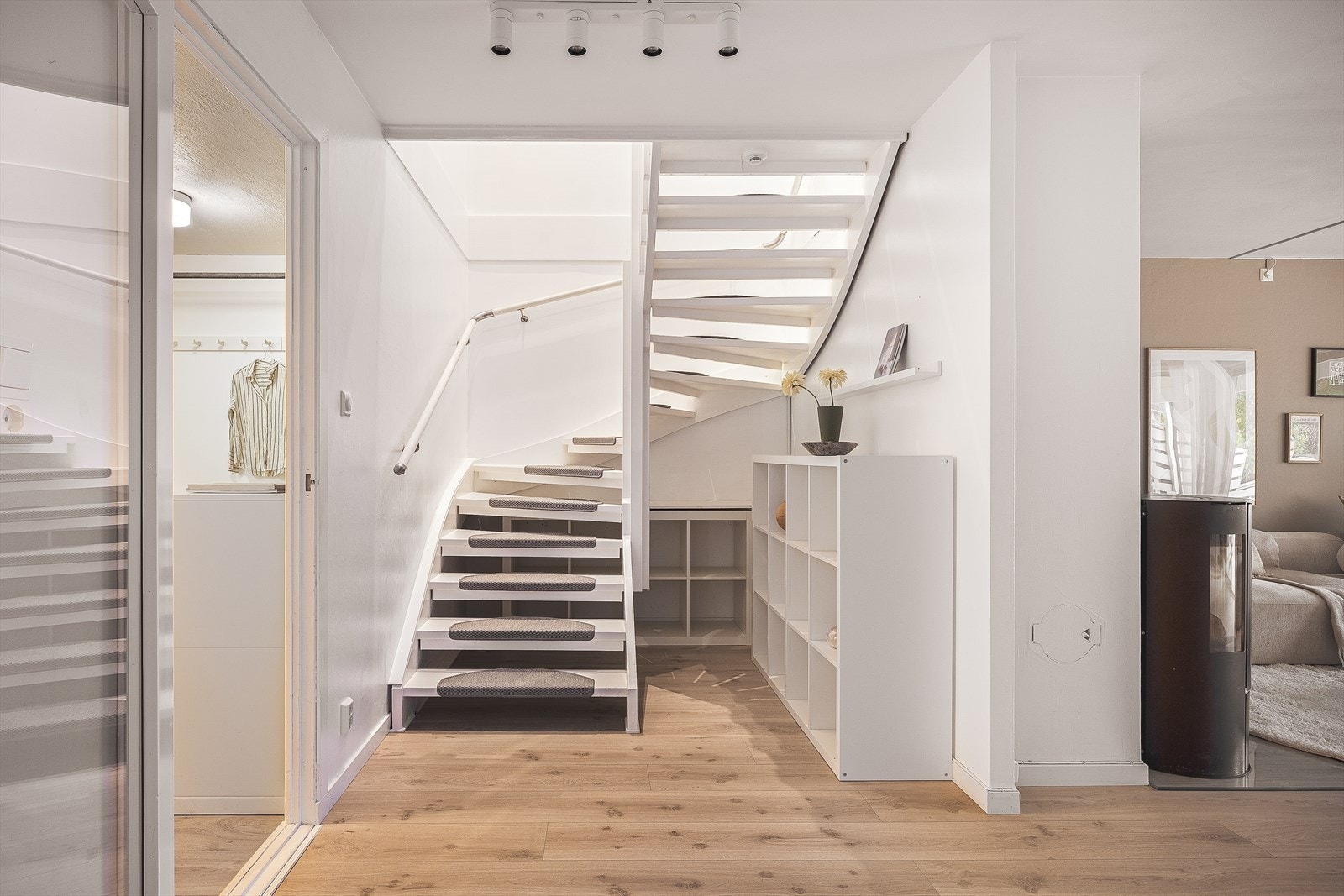 Trappen opp til andre etasje er plassert ved gangen og har åpent rom under for oppbevaring. Galleribilde