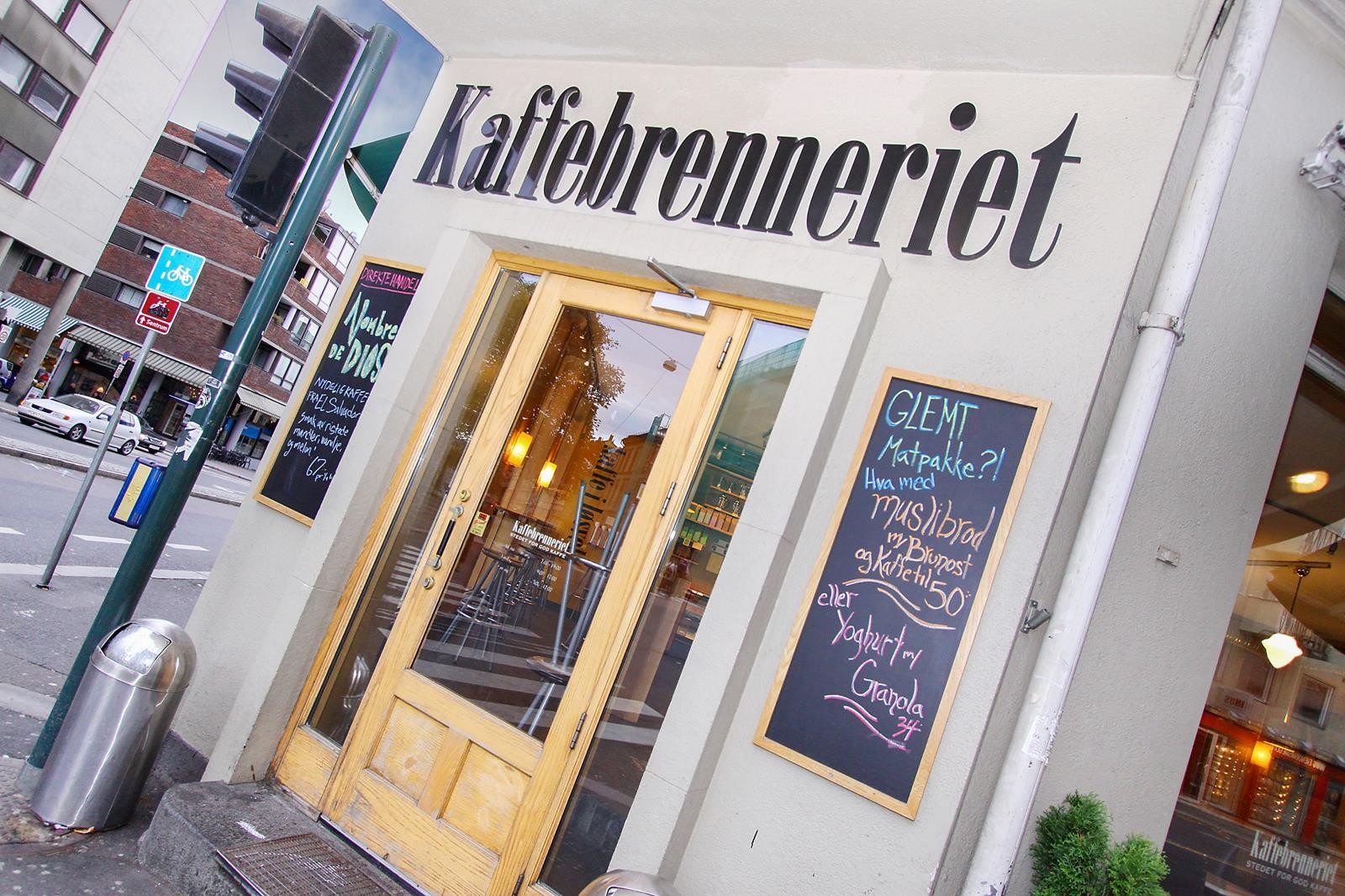 Rett utenfor leiligheten finner matbutikk, cafeer og andre servicetilbud Galleribilde