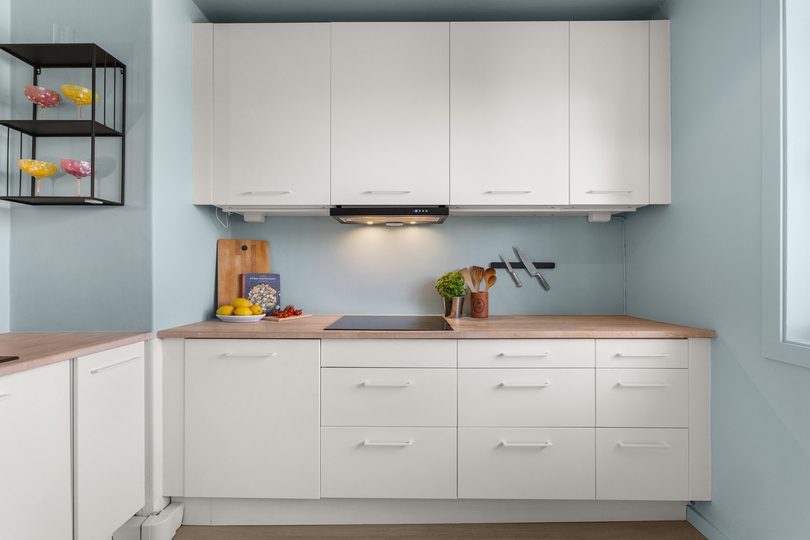 Induksjonstopp med komfyrvakt og kullfilterventilator. Galleribilde