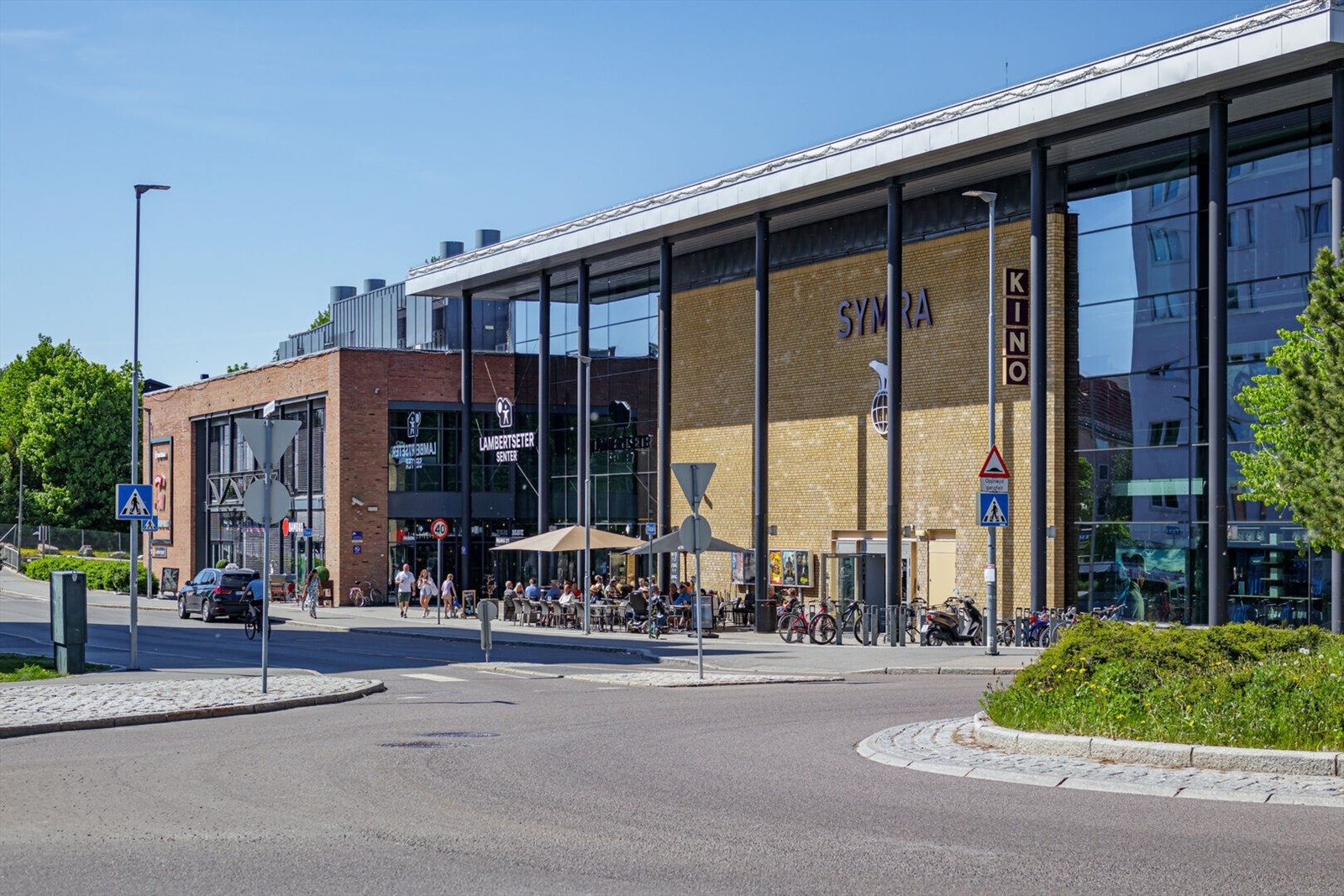 Kort gangavstand (3 minutter) til Lambertseter senter med butikker, kino og spisesteder. Galleribilde
