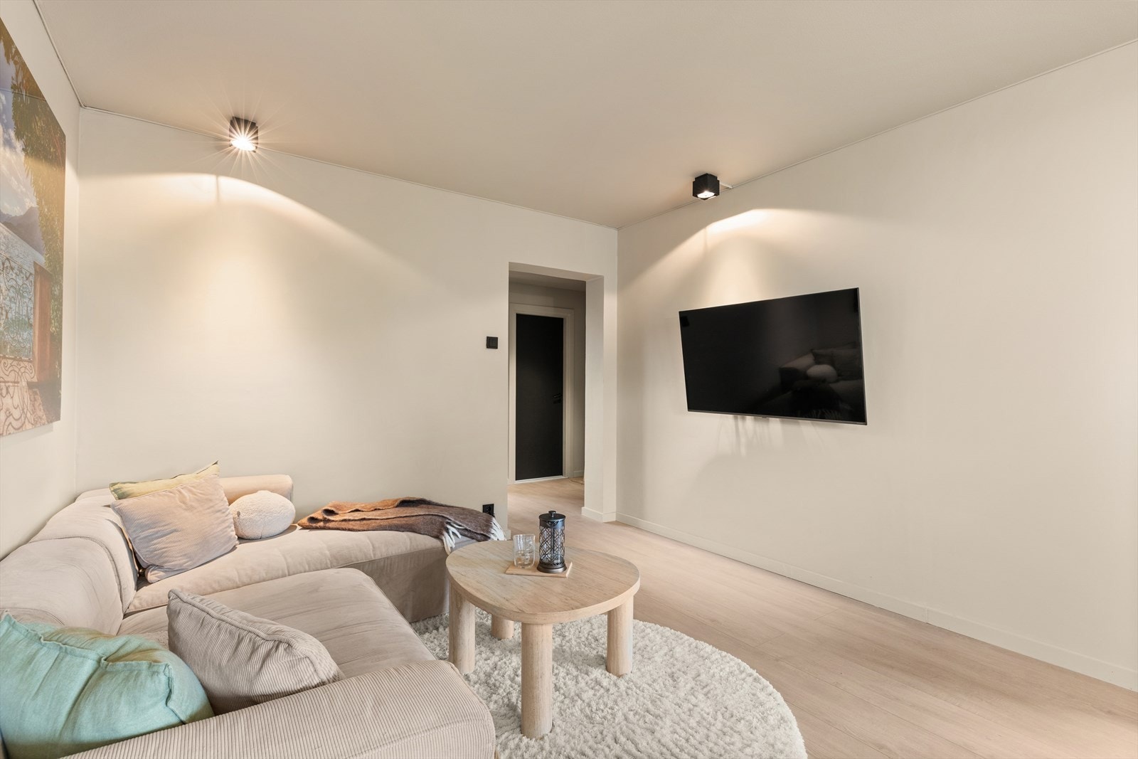 Koselig TV-krok med plass til romslig sofagruppe og bord. Galleribilde