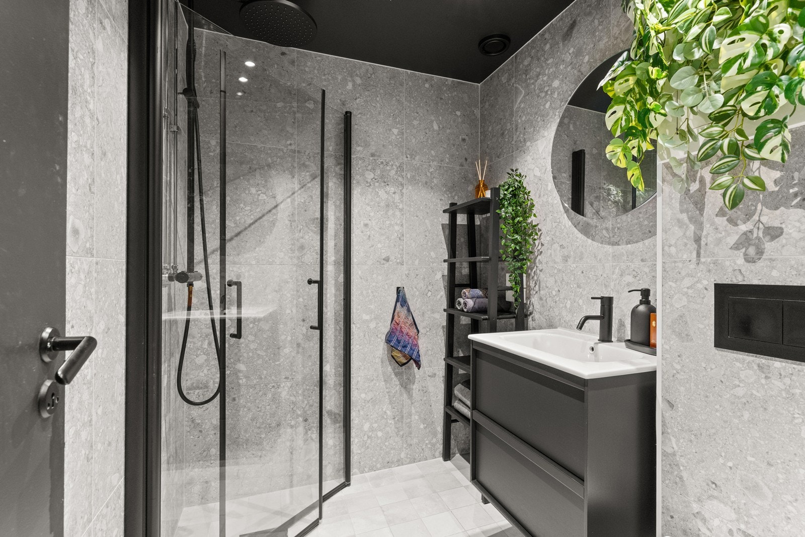Meget lekkert baderom. Badet ble modernisert i 2021 i regi av borettslaget, med gulvvarme og regnfallsdusj. Galleribilde