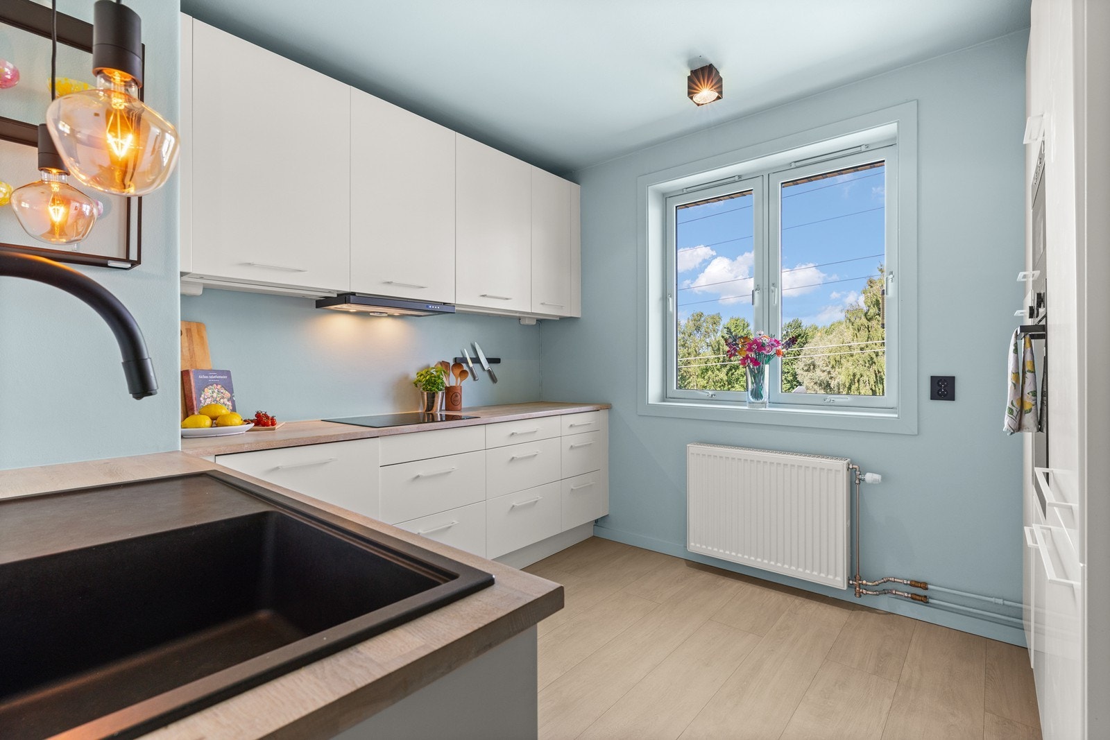 Pen kjøkkeninnredning fra IKEA med benkeplate i heltre eik. Galleribilde