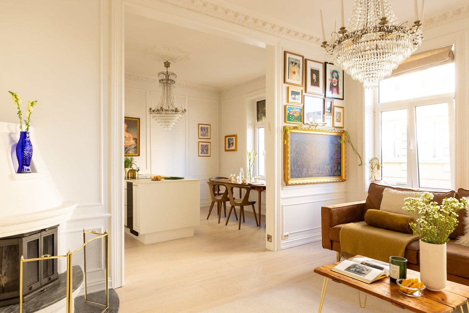 Klassisk hjørnepeis som står i fin stil til resten av leiligheten og tilfører et elegant preg Galleribilde