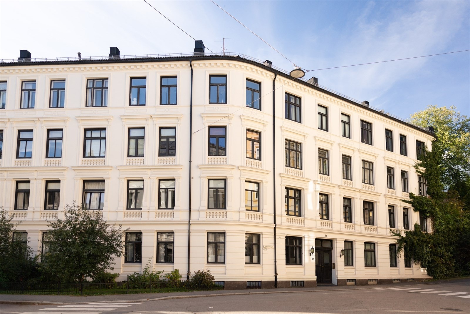 I umiddelbar nærhet ligger Frognerveien og Bygdøy Allé med tilhørende kaféer, populære restauranter, shoppingtilbud og spesialforretninger Galleribilde