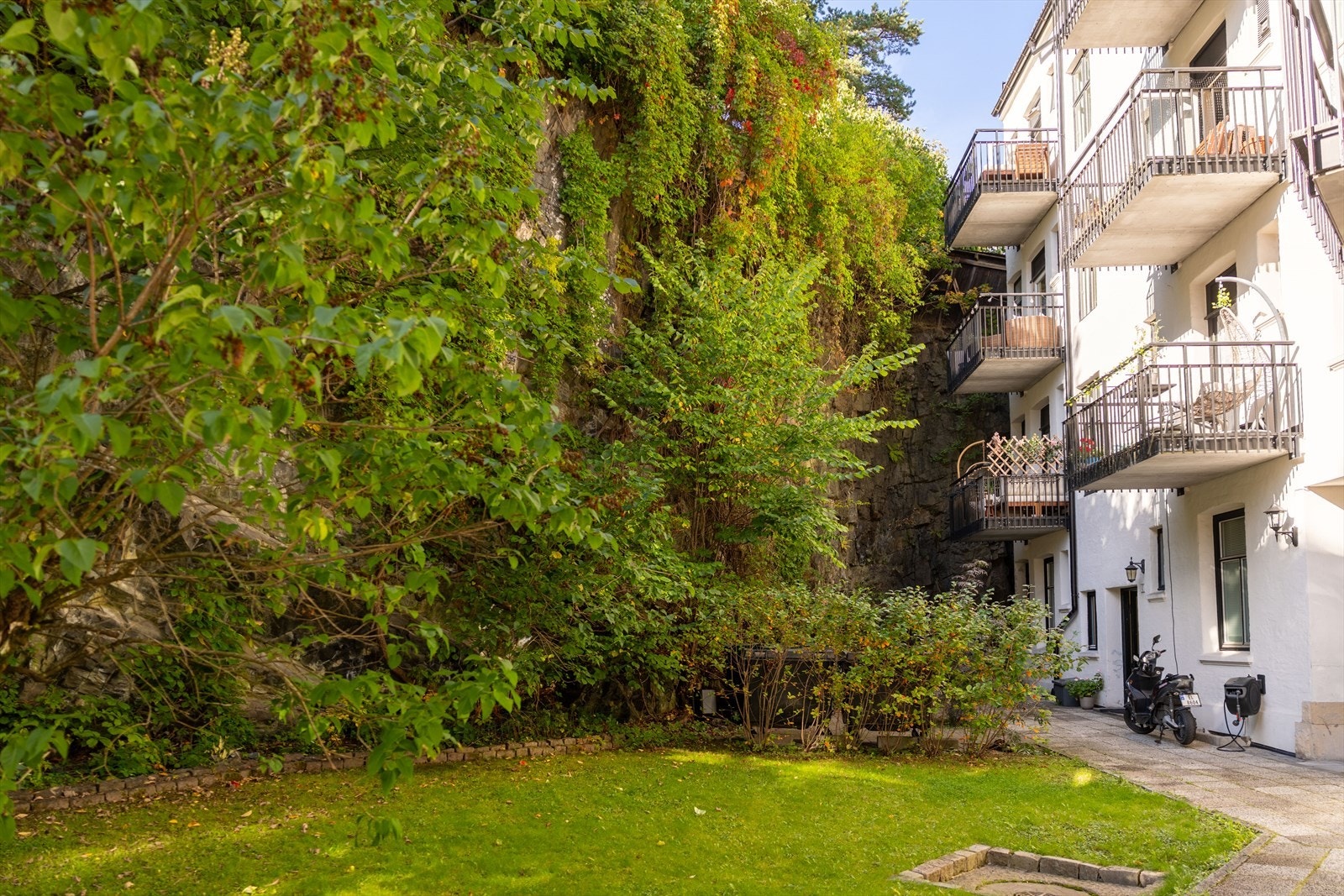 Koselig bakgård til felles bruk for beboerne i sameiet Galleribilde