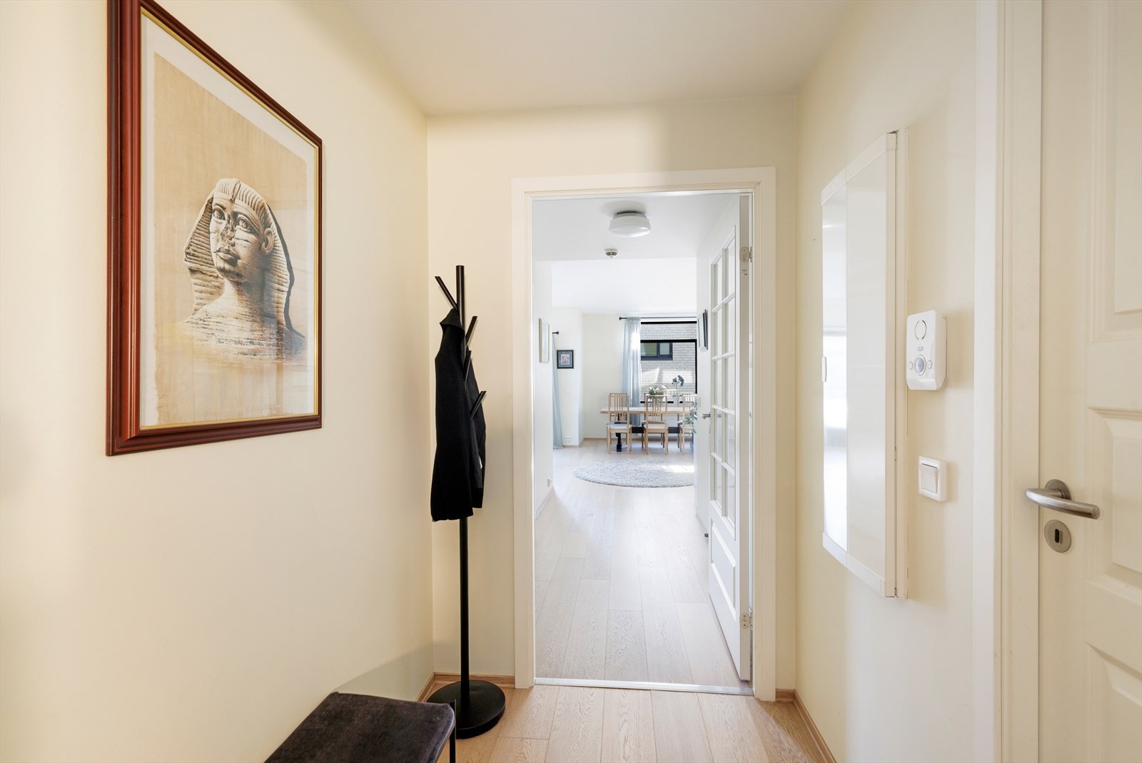 I leiligheten er det en romslig gang og god plass til å henge fra seg yttertøy og sko. Fra gangen er det videre inngang bod for oppbevaring. Galleribilde