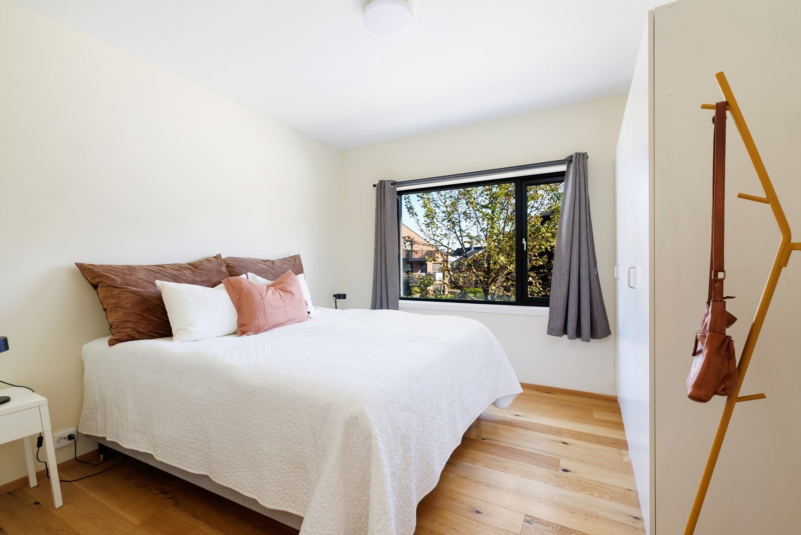 I leiligheten er det det to soverom hvor rommene har god plass til seng med tilhørende møblement samt garderobeløsning. Galleribilde