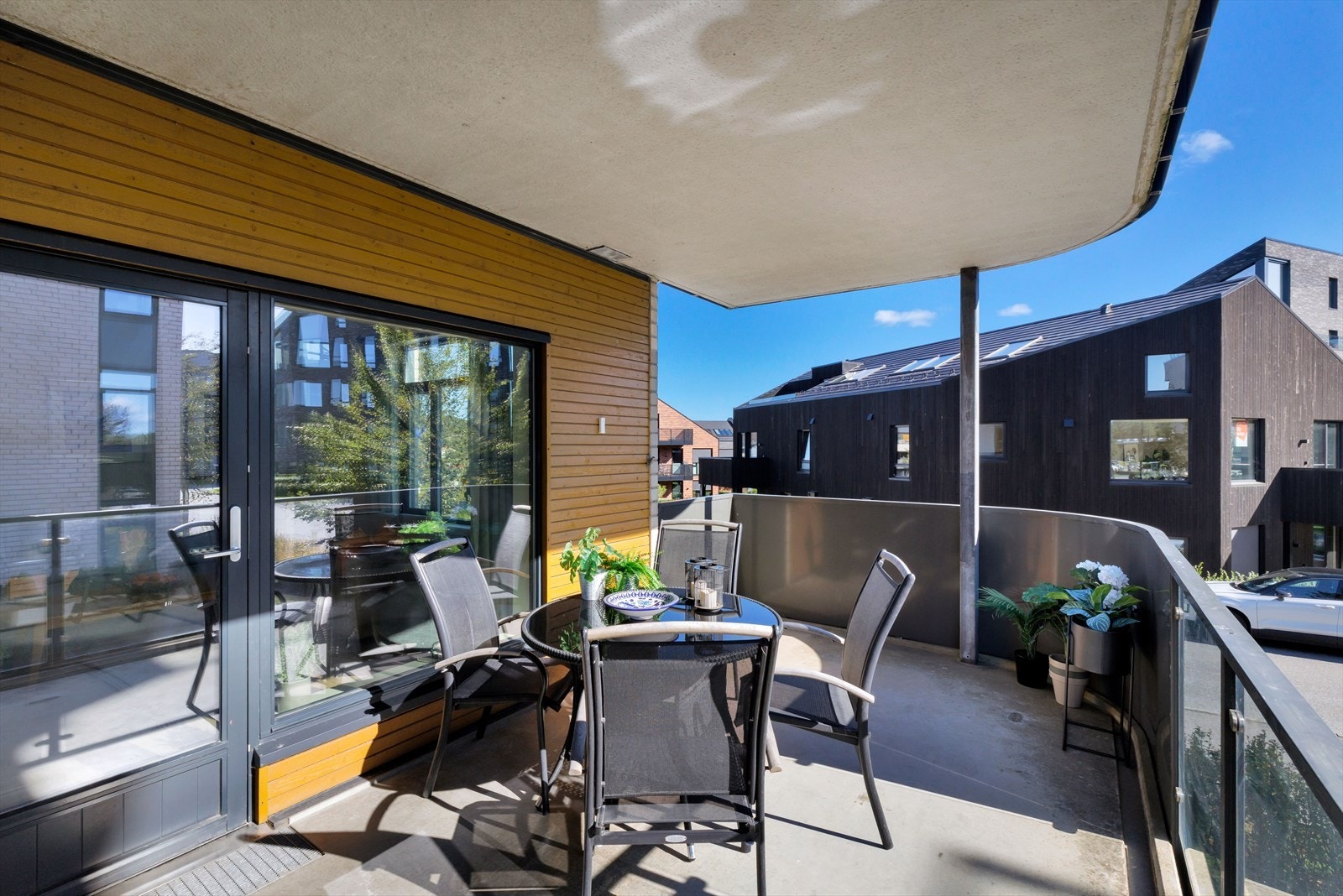 Dette er en meget pen og praktisk leilighet for deg som ønsker å bo i gåavstand til alle fasiliteter, men likevel i et rolig og barnevennlig strøk. Galleribilde