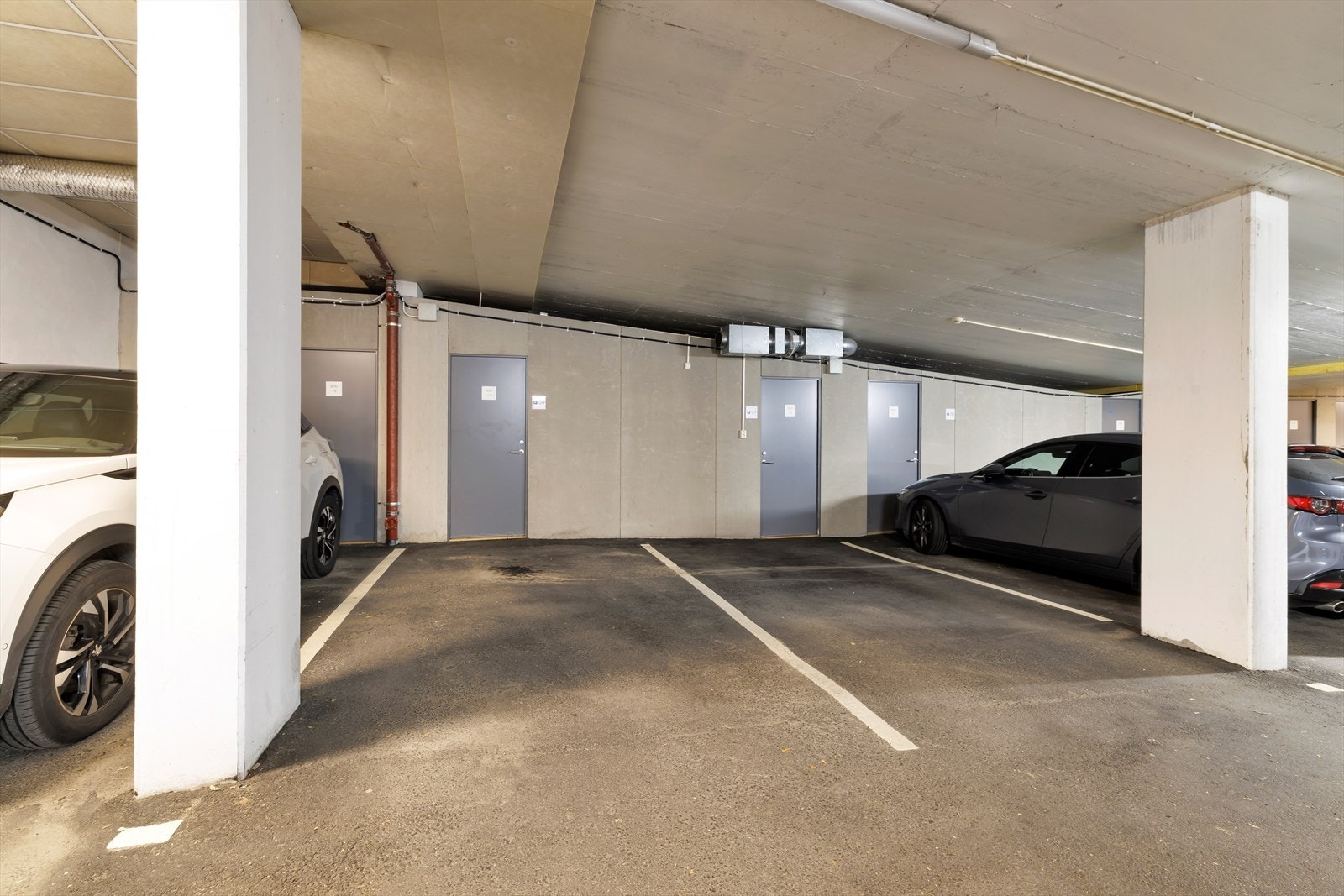 Det er tilhørende bod og parkeringsplass i kjeller. Boden er plassert i tilknytning til parkeringsplassen Galleribilde