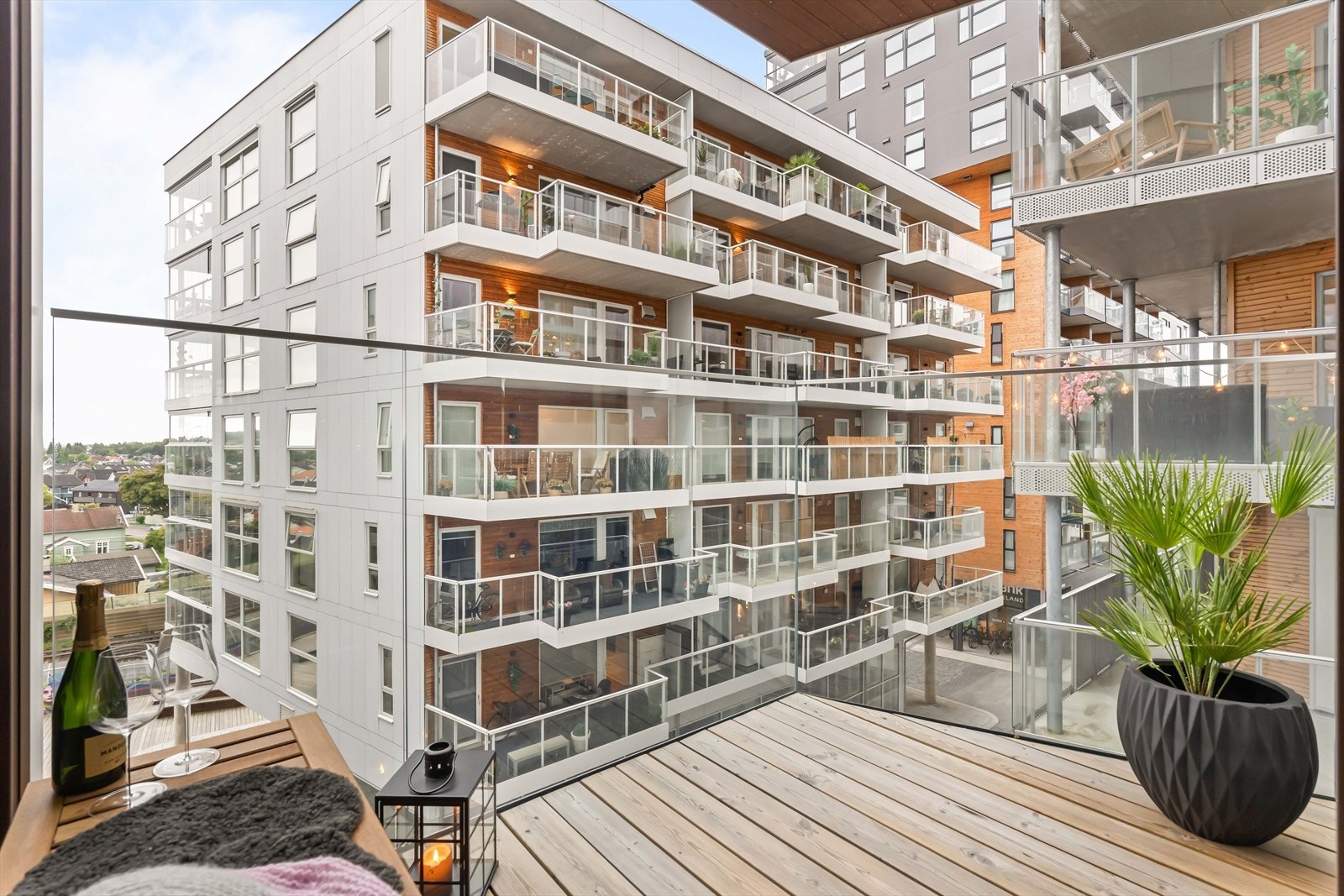 Balkongen er et fint supplement til boligens oppholdsareal. Galleribilde