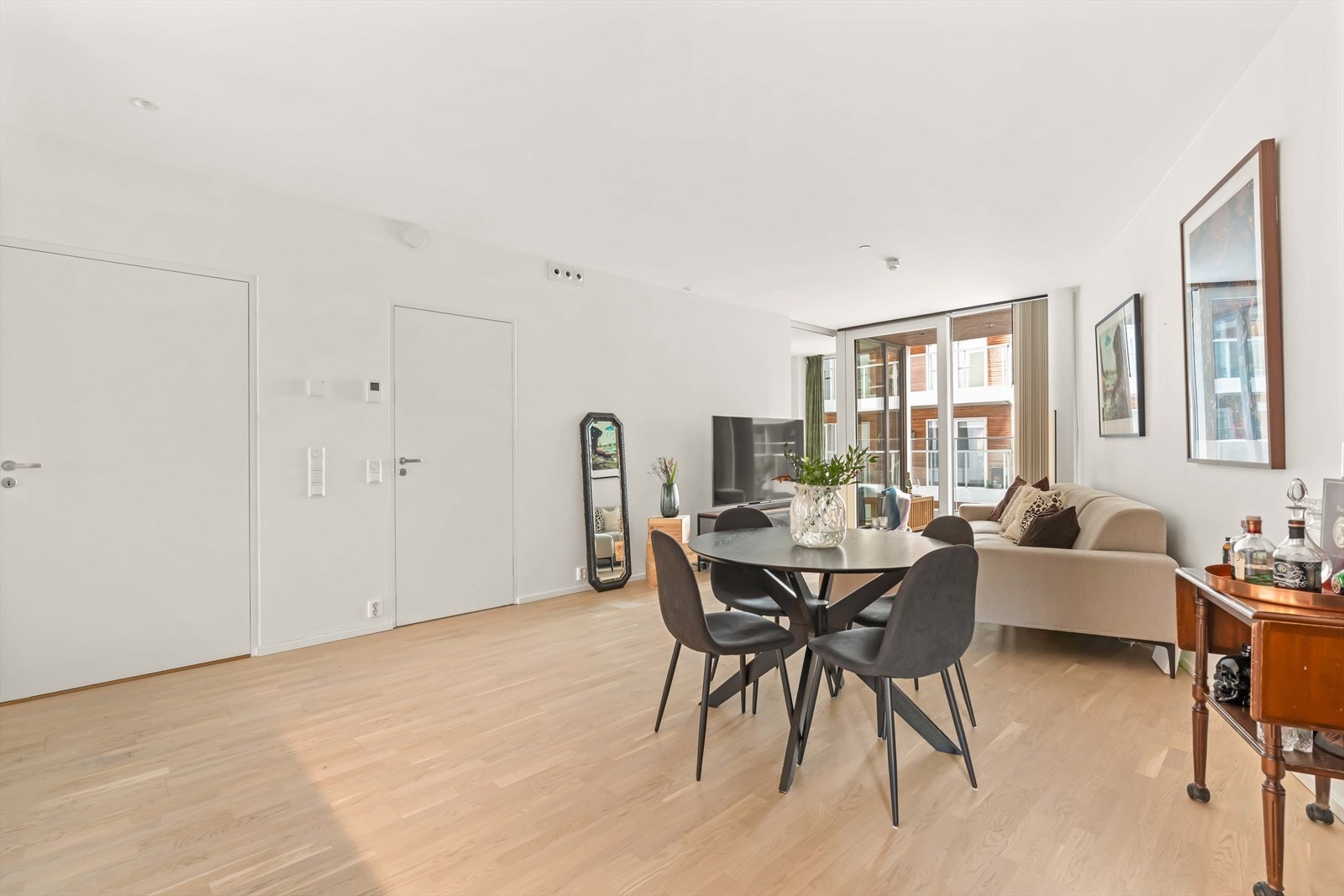 Spiseplassen ligger naturlig til i tilknytning til både stue og kjøkken - perfekt for hyggelige måltider. Galleribilde