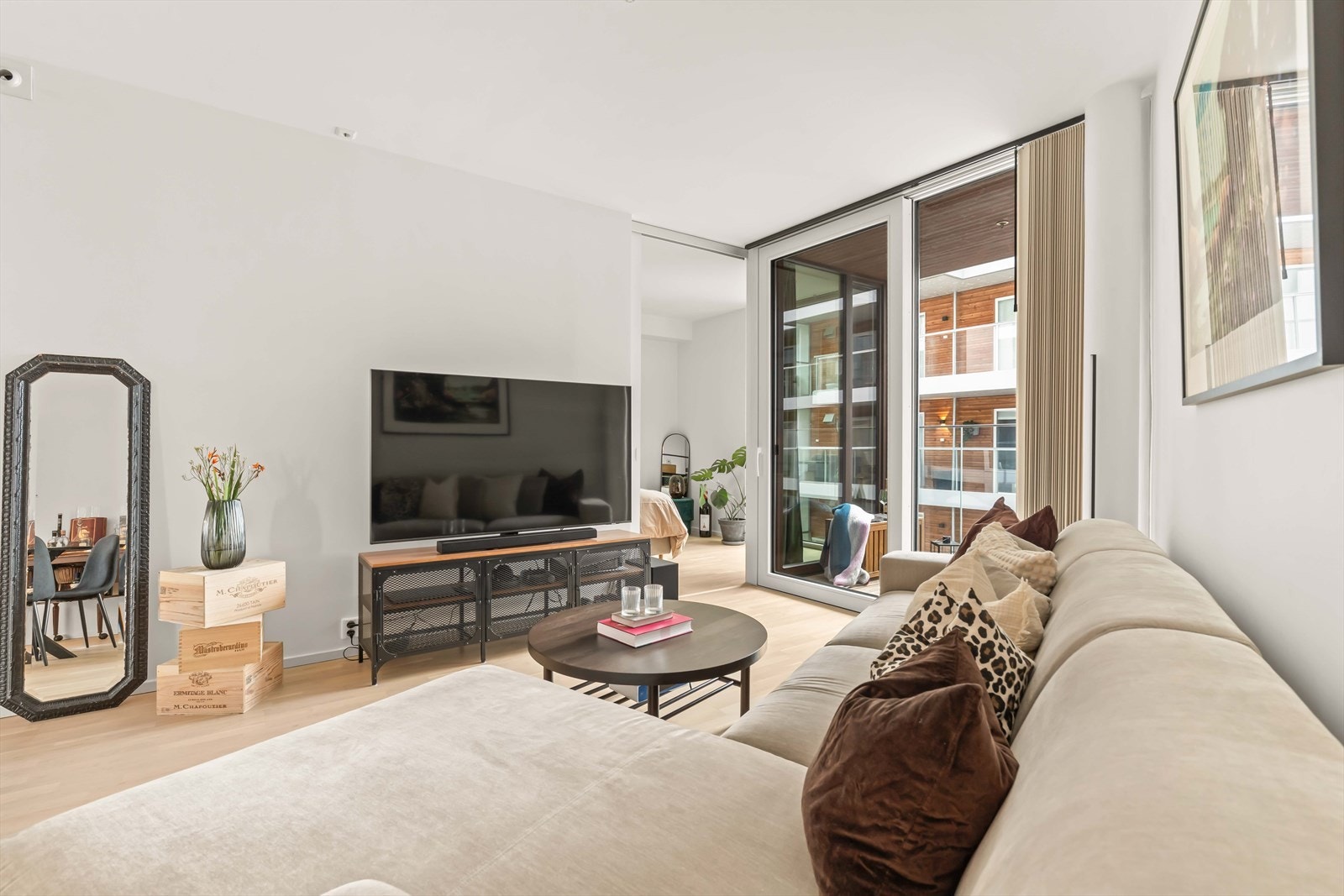Stuen byr på god plass til en romslig sofagruppe og har direkte utgang til balkongen. Galleribilde