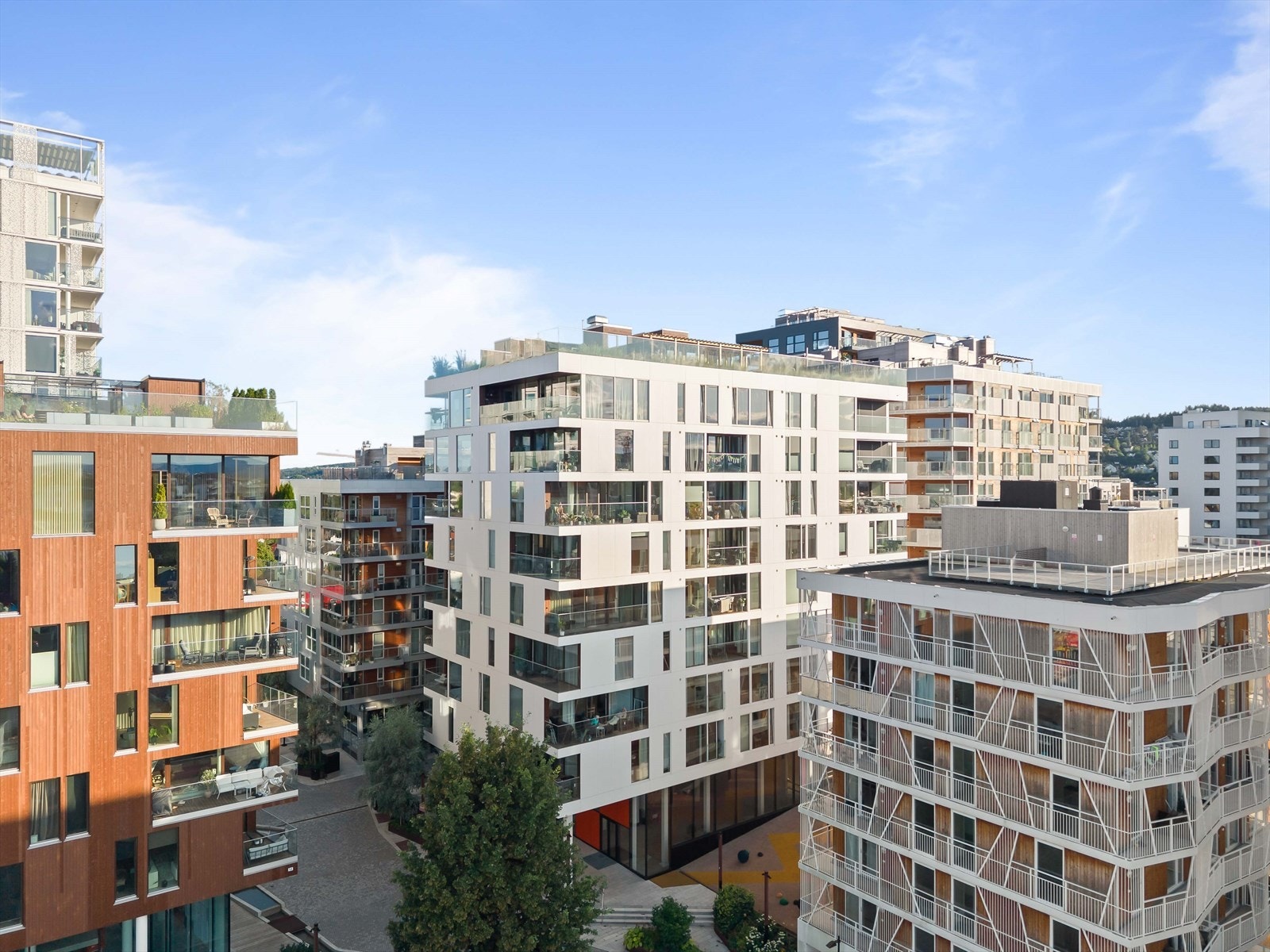 Moderne og attraktiv bebyggelse med et urbant preg og hyggelige fellesområder mellom byggene. Galleribilde