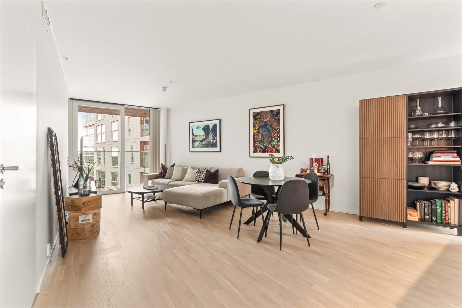 Lys og innbydende stue med store vindusflater og god plass til både sofa- og spisegruppe. Galleribilde