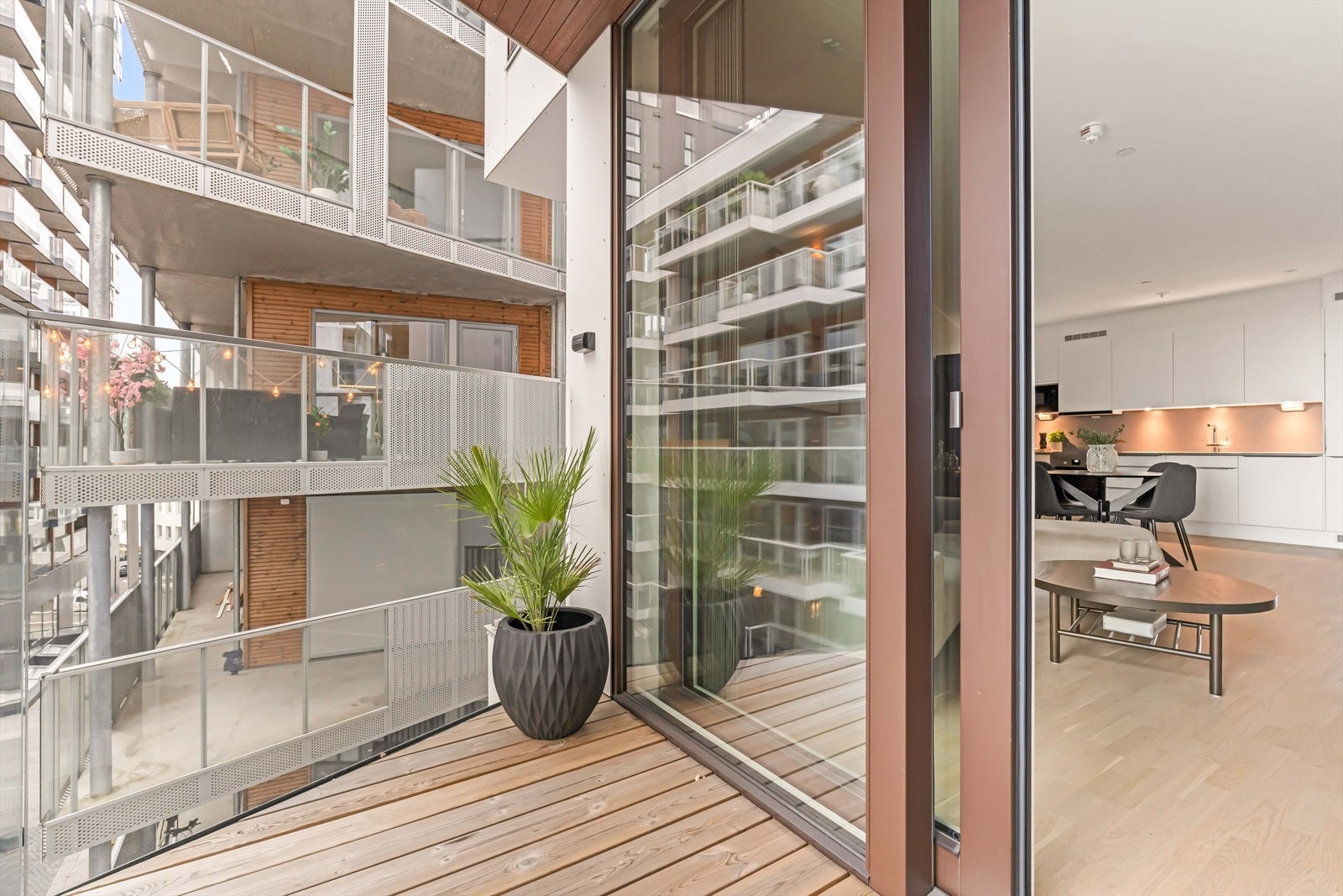 Balkongen på ca. 4 m² har plass til en liten sittegruppe og fint utsyn. Galleribilde