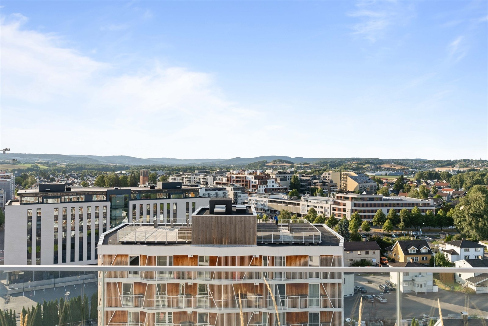 Fra felles takterrasse kan du nyte flott utsikt over nærområdet og videre mot grønne åser i horisonten. Galleribilde