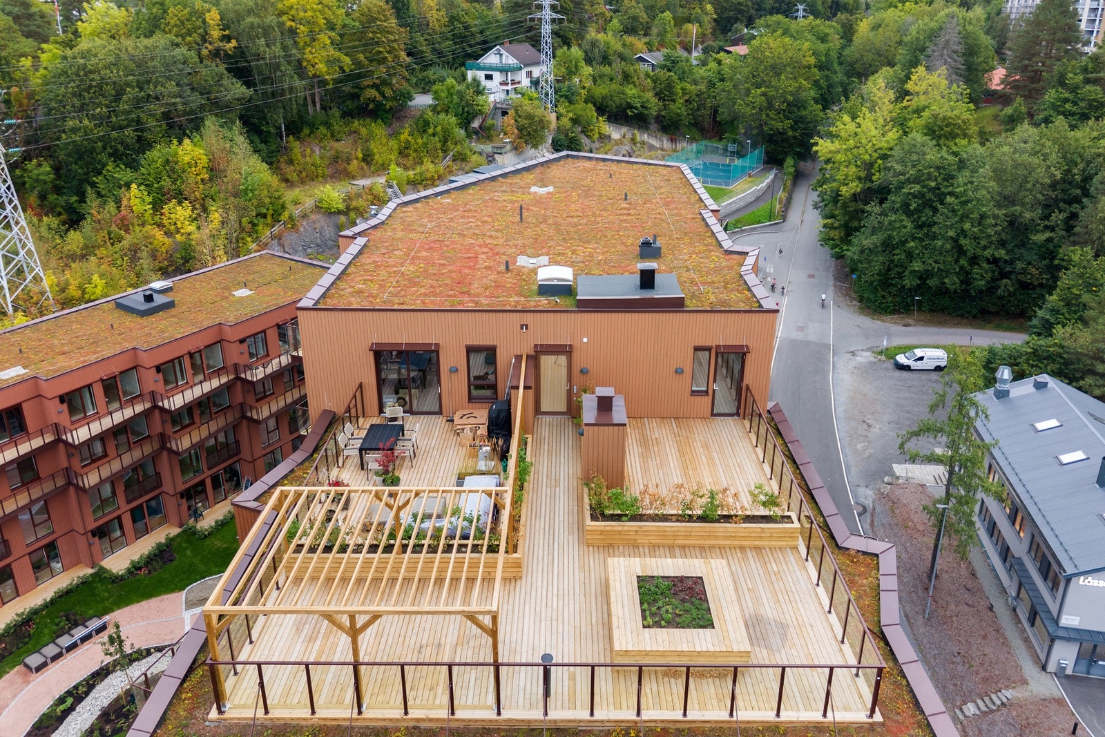 Flott felles takterrasse med pergola, beplantning og sol fra dag til kveld Galleribilde