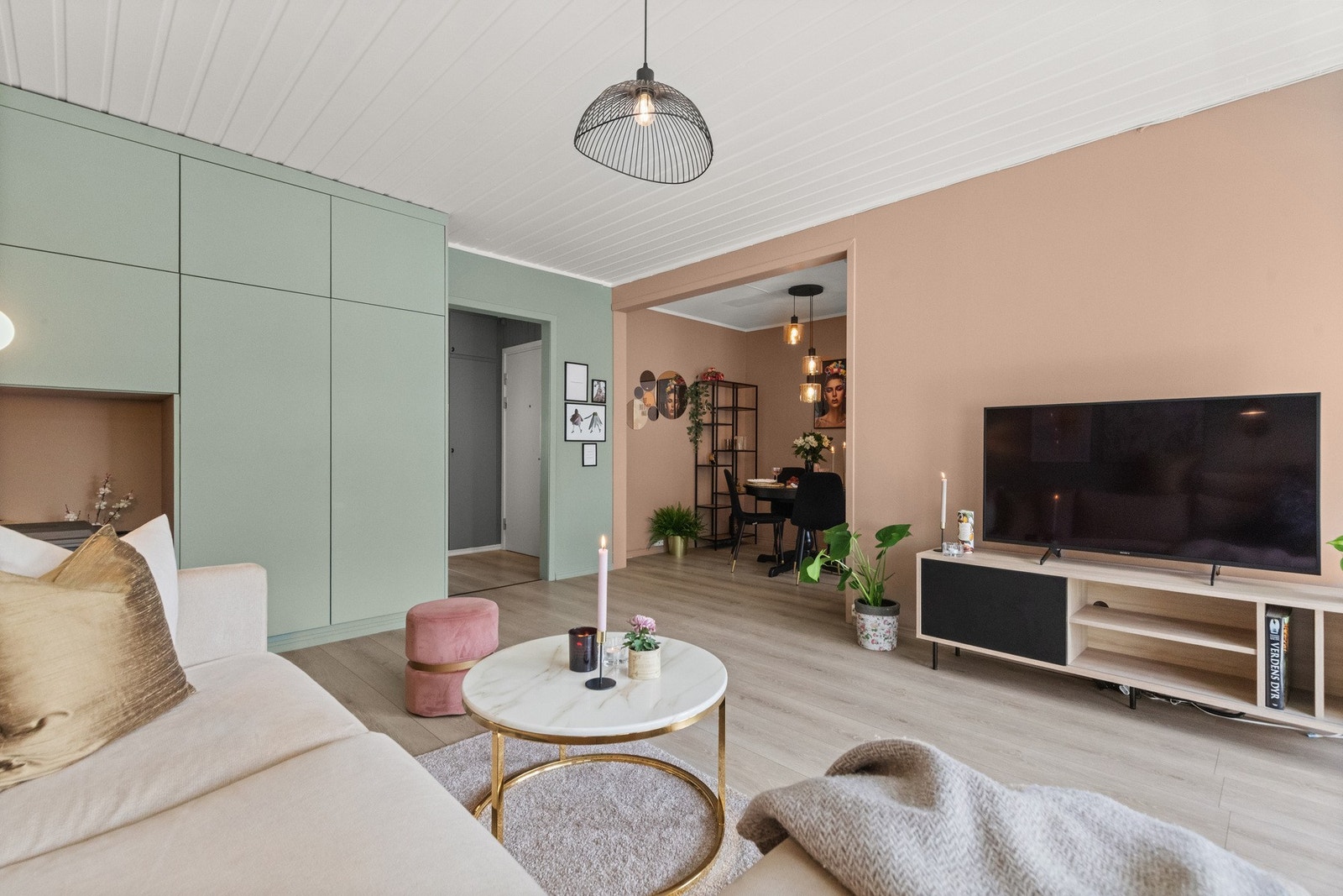 Lys og innbydende stue med vedovn, lyse overflater og laminatgulv. Store vindusflater slipper inn rikelig med dagslys og bidrar til en luftig romfølelse Galleribilde