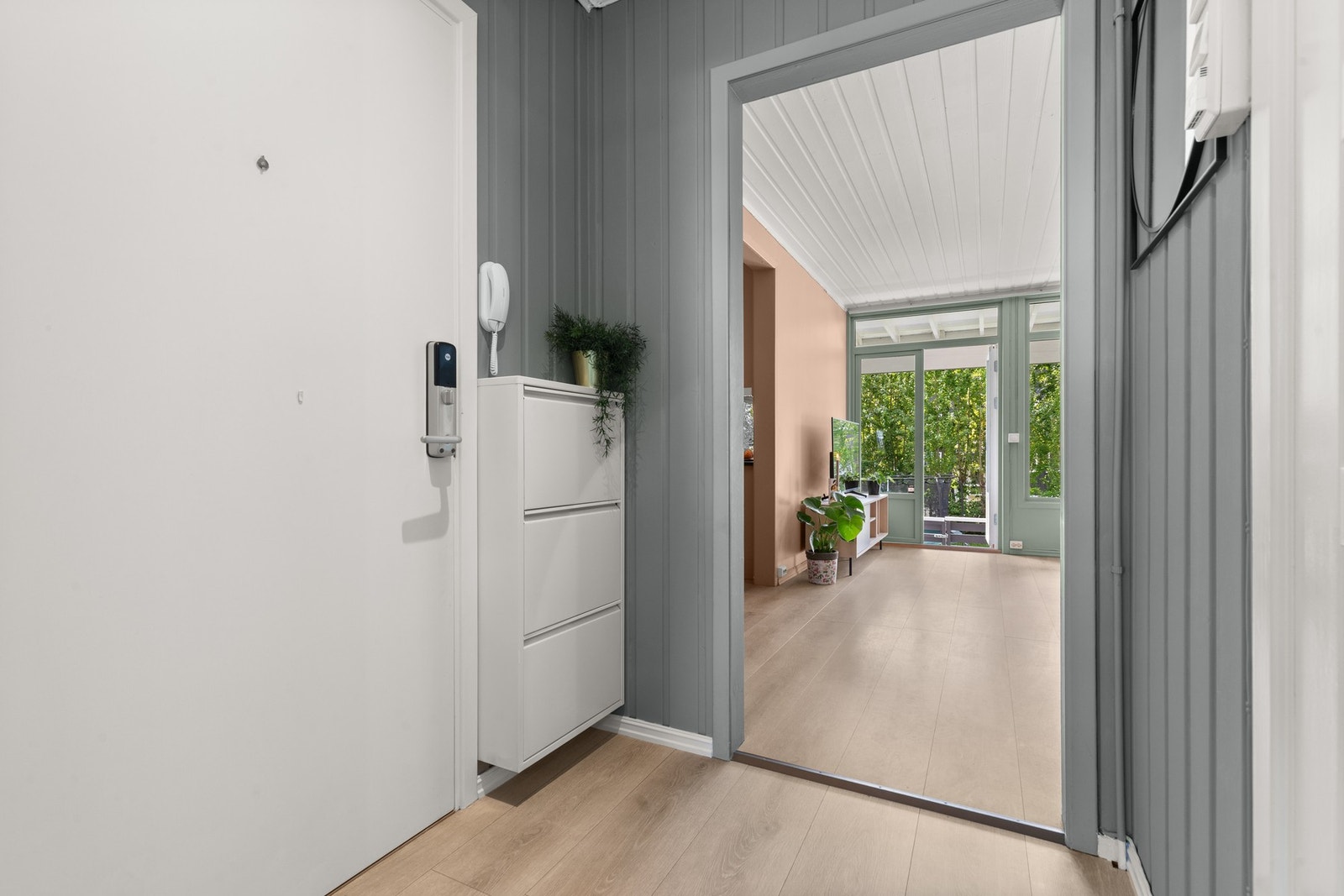 Innbydende entré. Yale doorman elektronisk lås og porttelefon. Galleribilde
