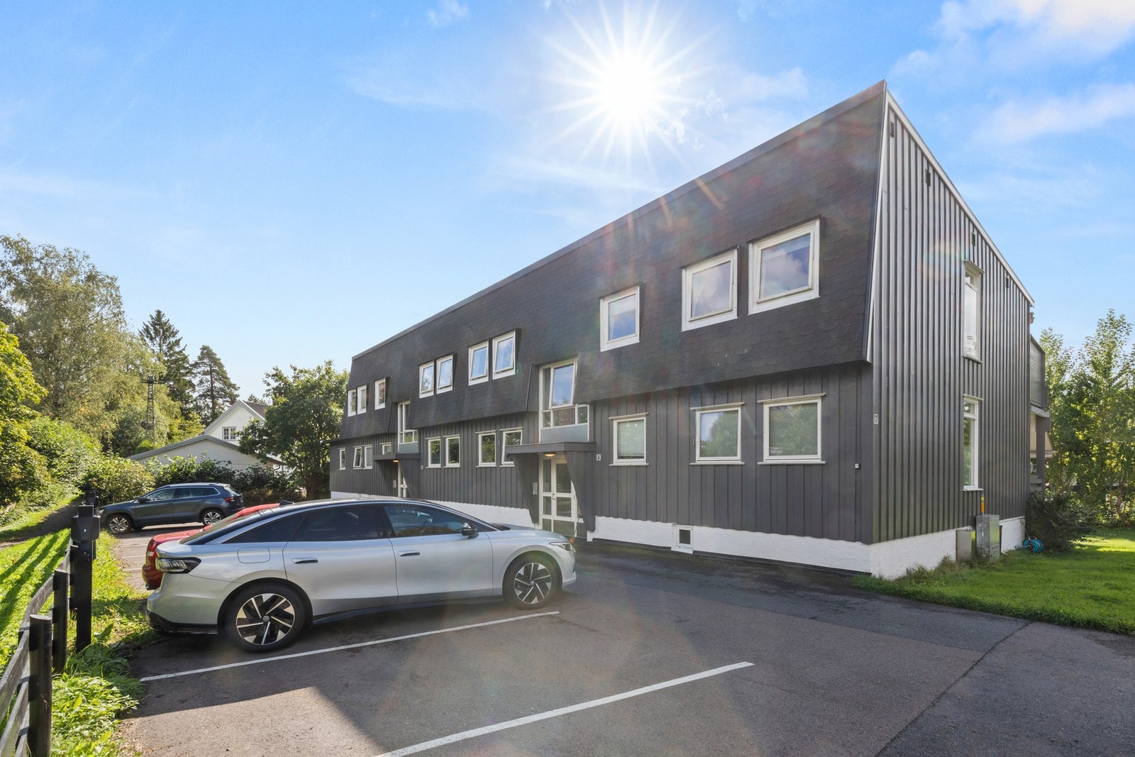 Leiligheten disponerer en parkeringsplass med elbil-lader. Galleribilde