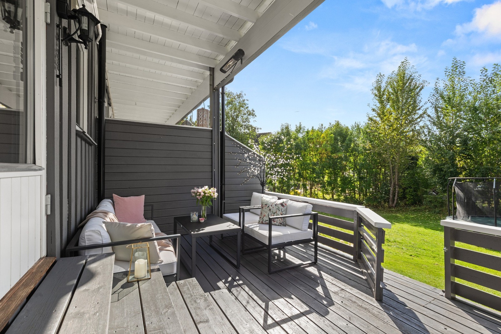 Fra stuen er det utgang til en solrik, overbygd terrasse på ca. 20 kvm med trapp ned til felles hage Galleribilde