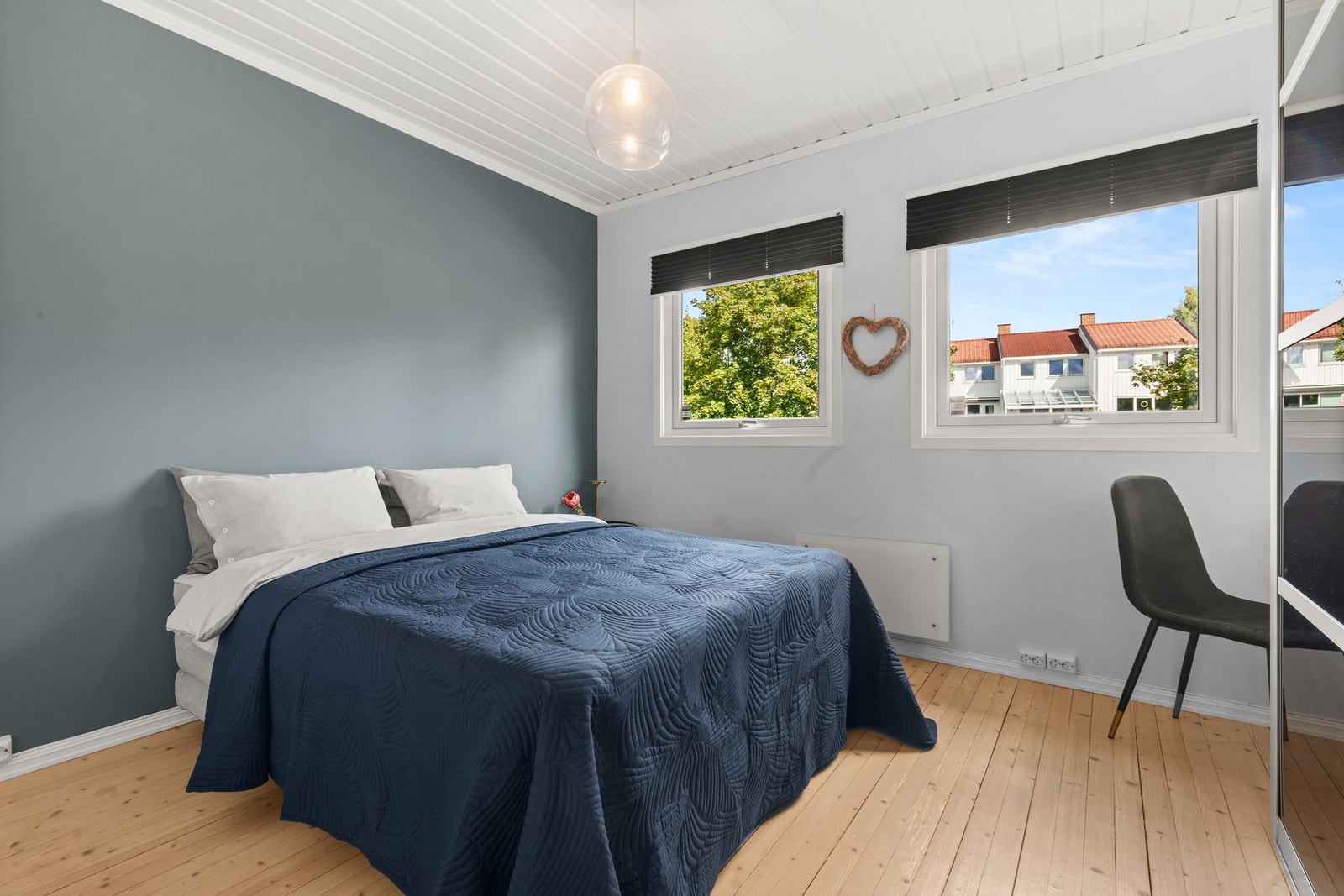 Soverom av god størrelse innredet med garderobeskap og plass til dobbeltseng, nattbord, kommode e.l. Galleribilde