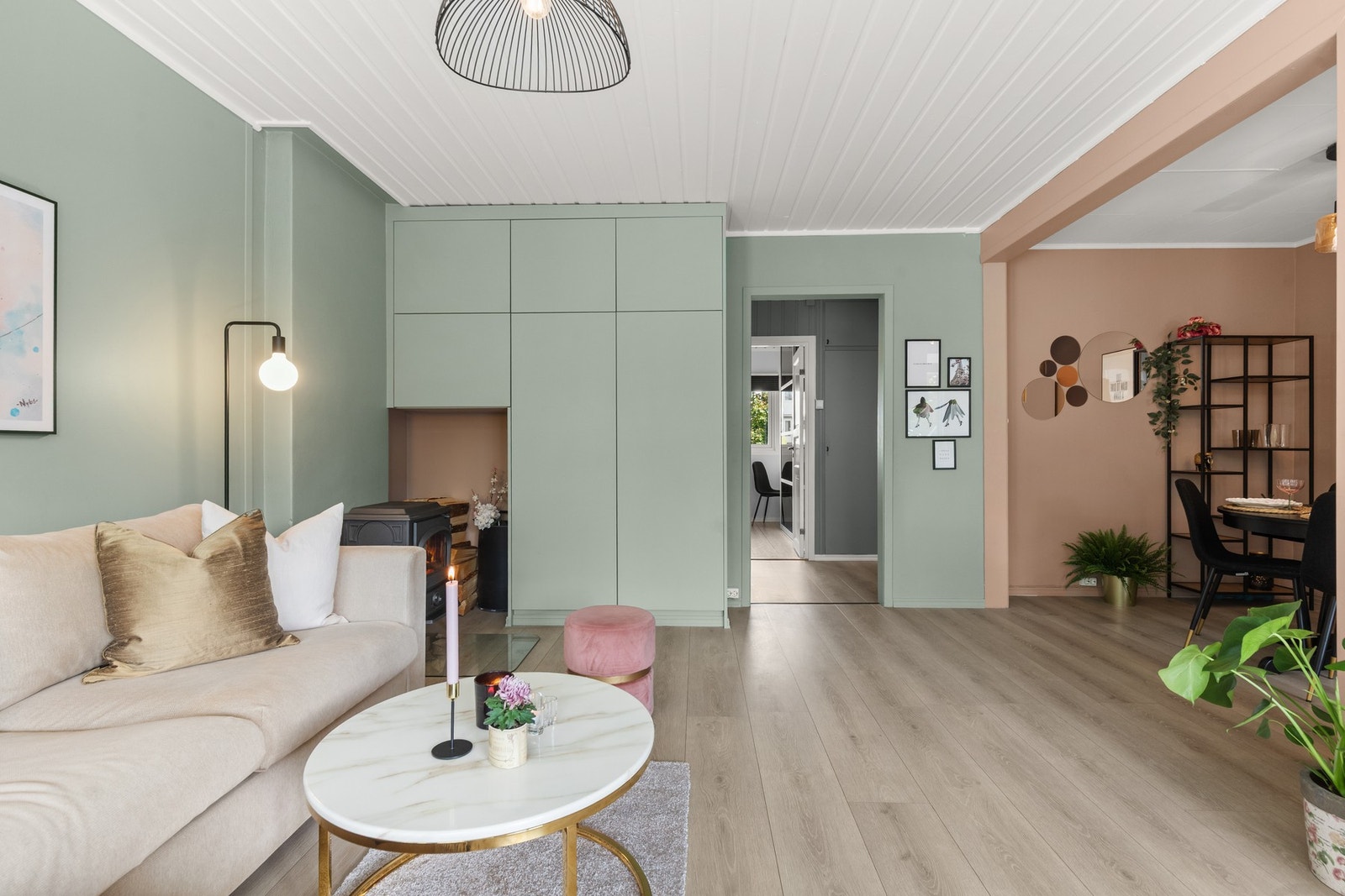 Praktisk plassbebygd skap. Galleribilde