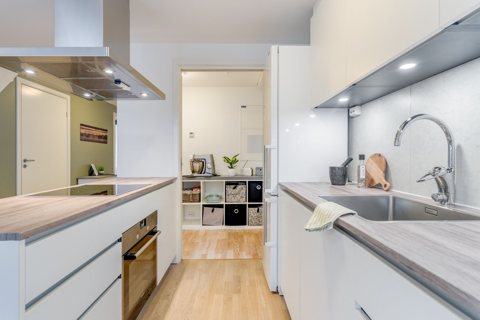 Åpent kjøkken med romslig bod Galleribilde