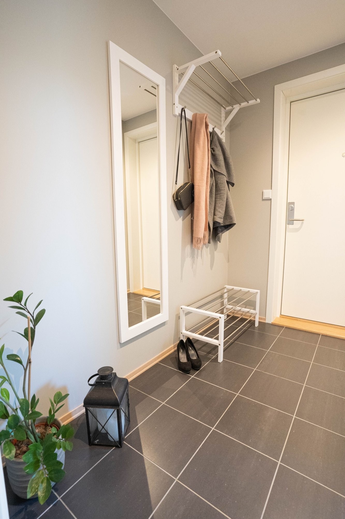Vindfang med flislagt gulv og downlights i tak Galleribilde
