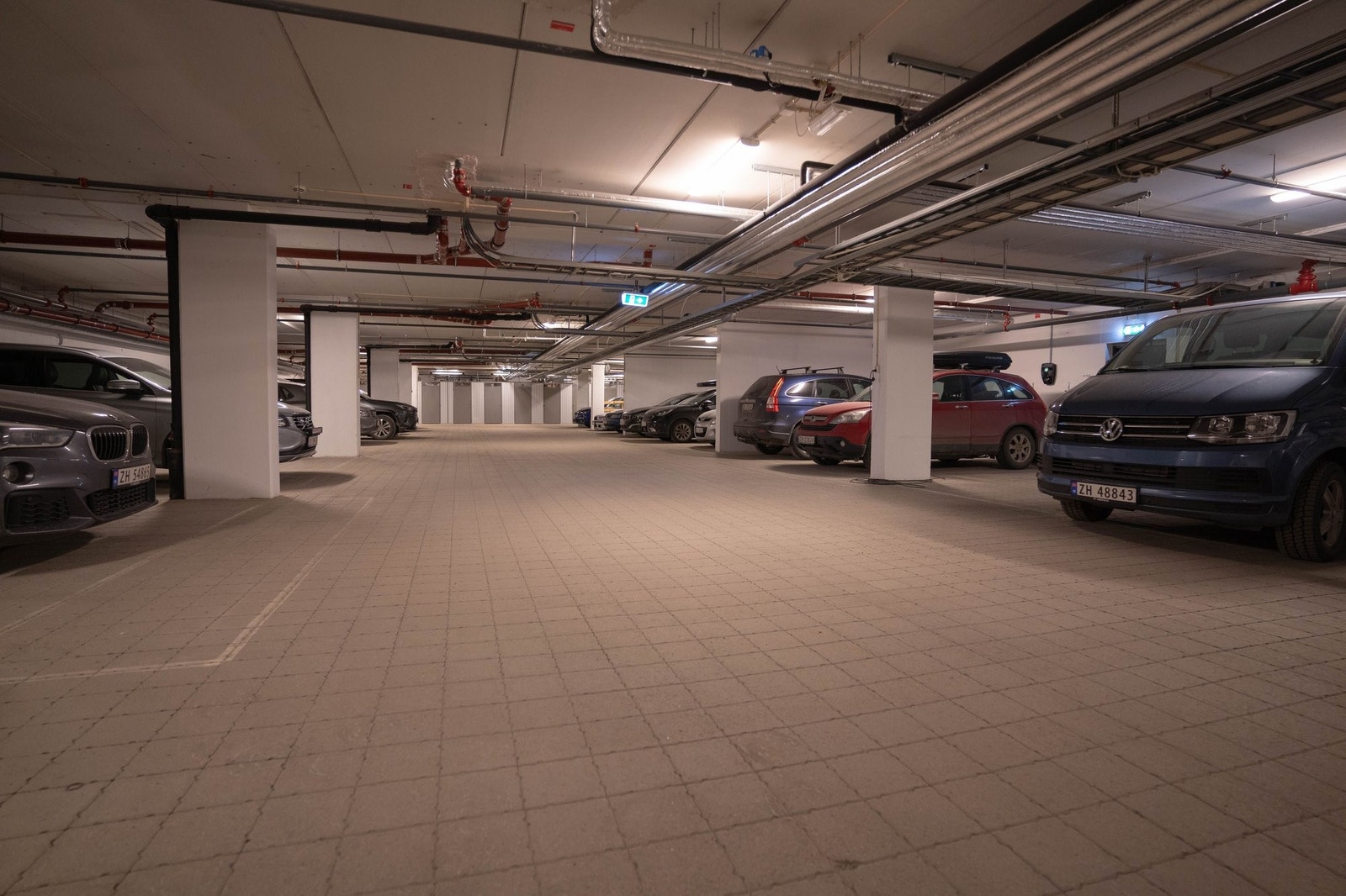 Garasje med fast biloppstillingsplass og sportsbod Galleribilde