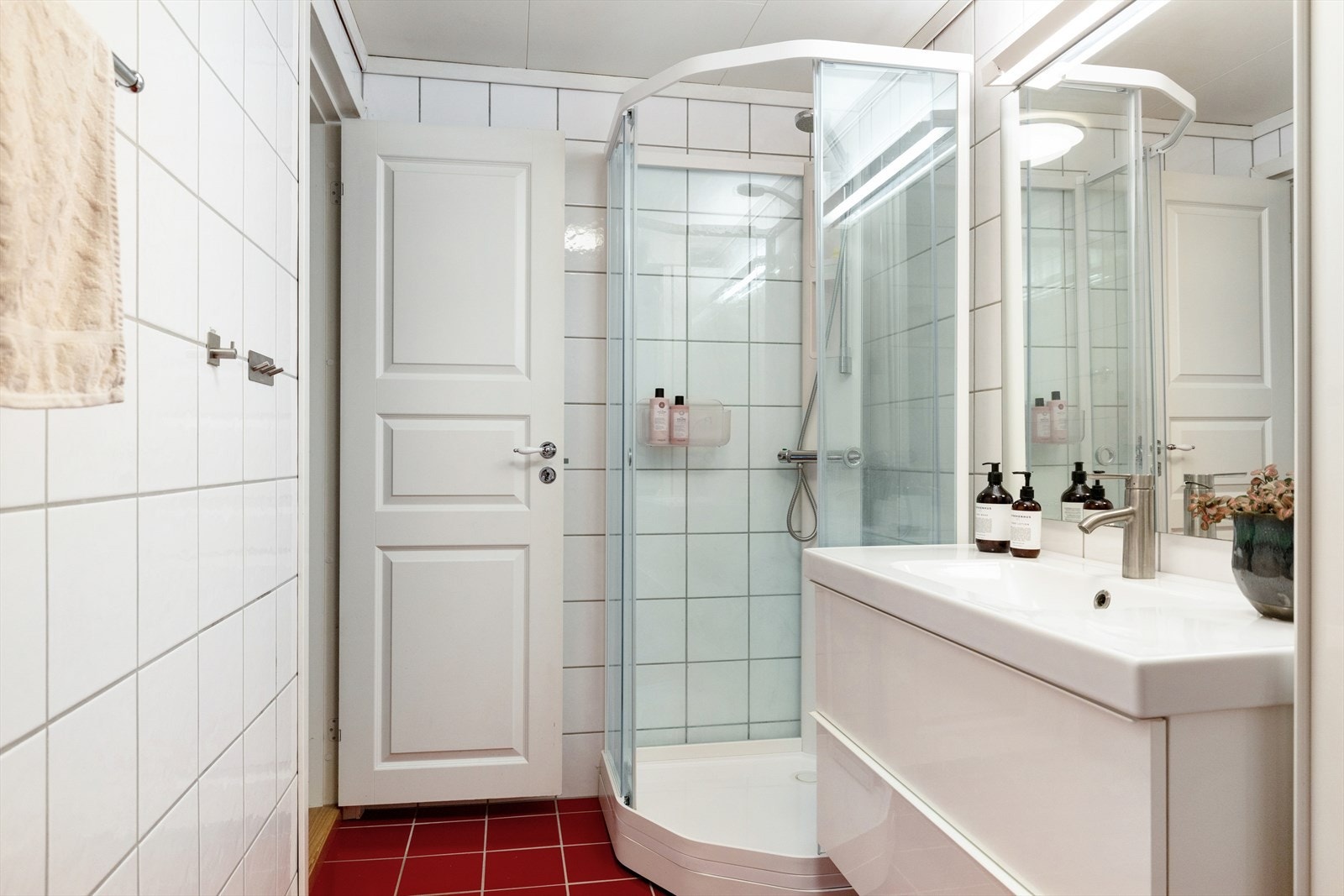 Flislagt bad med varmekabler. Badet ble oppgradert i 2003 med nyere dusjkabinett og innredning Galleribilde