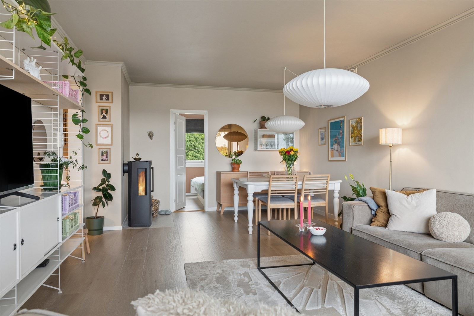 Romslig stue med god plass til både spisestue og sofagruppe Galleribilde