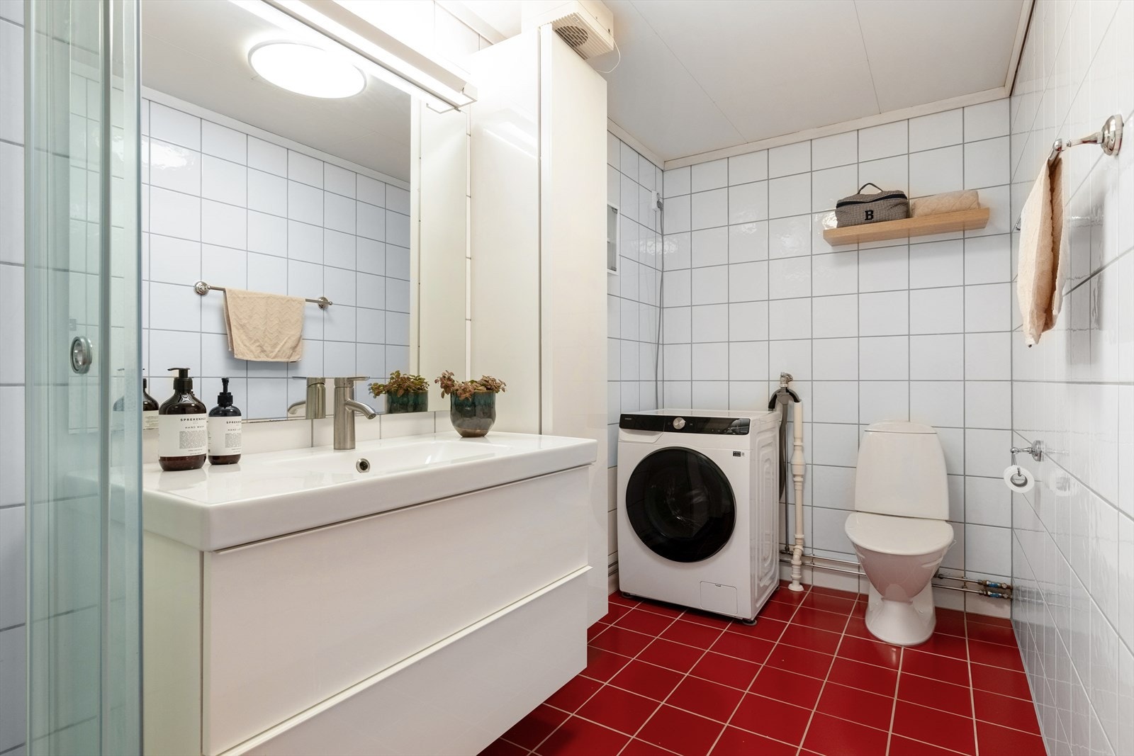 På badet er det dusjkabinett, toalett, baderomsinnredning og høyskap. Opplegg for vaskemaskin Galleribilde