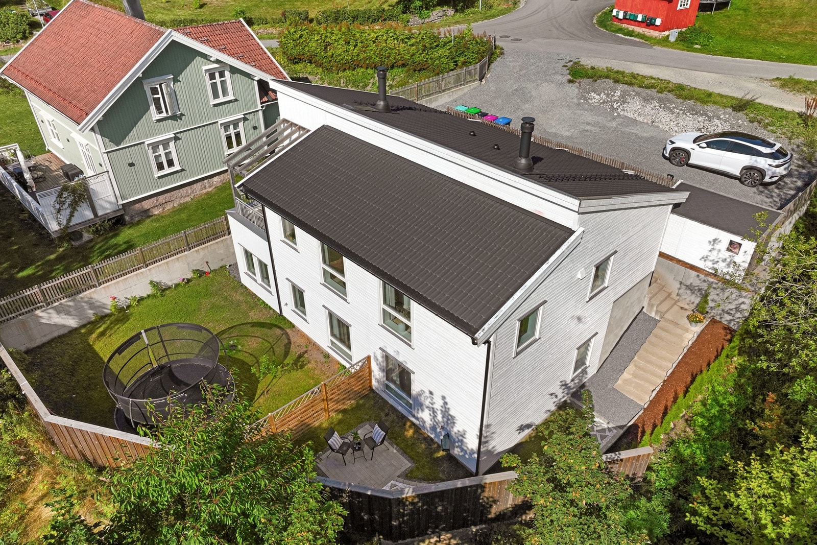 Eiendommen har hyggelige og skjermede uteområder med flere fine soner for avslapning og sosiale stunder. Galleribilde