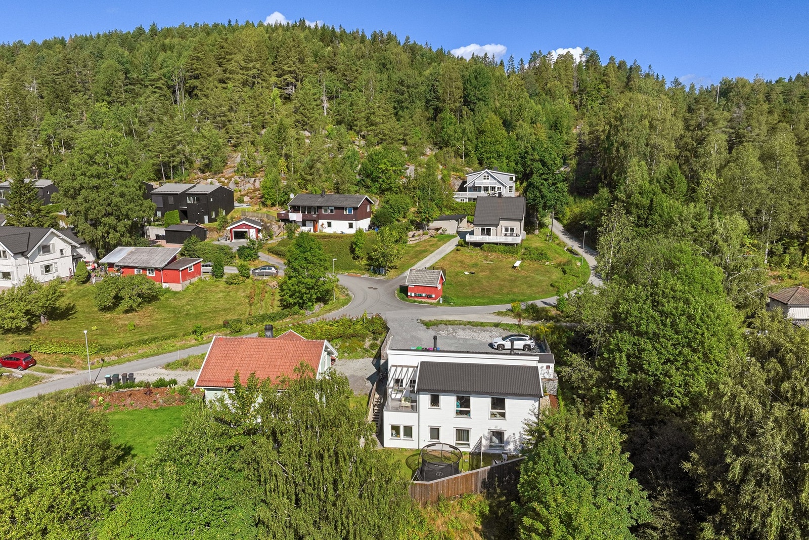Boligen ligger i et barnevennlig og veletablert boligområde. Galleribilde