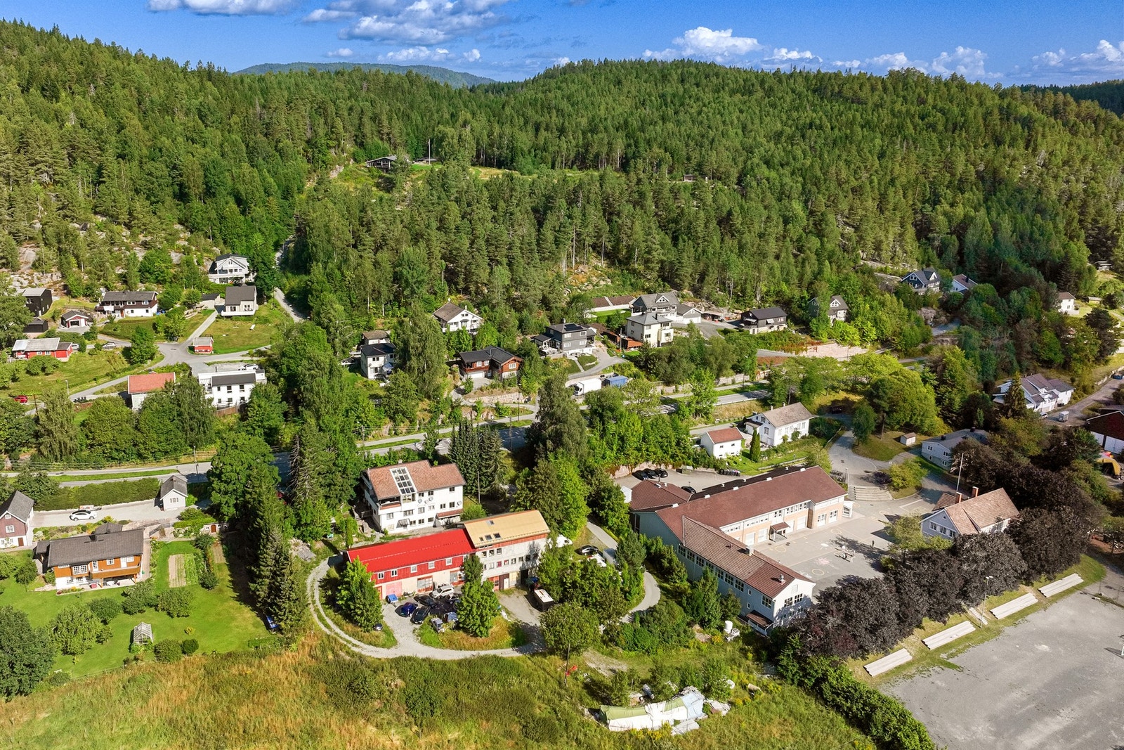 Området sogner til Solberg barneskole. Hit får barna kort og trygg skolevei. Galleribilde